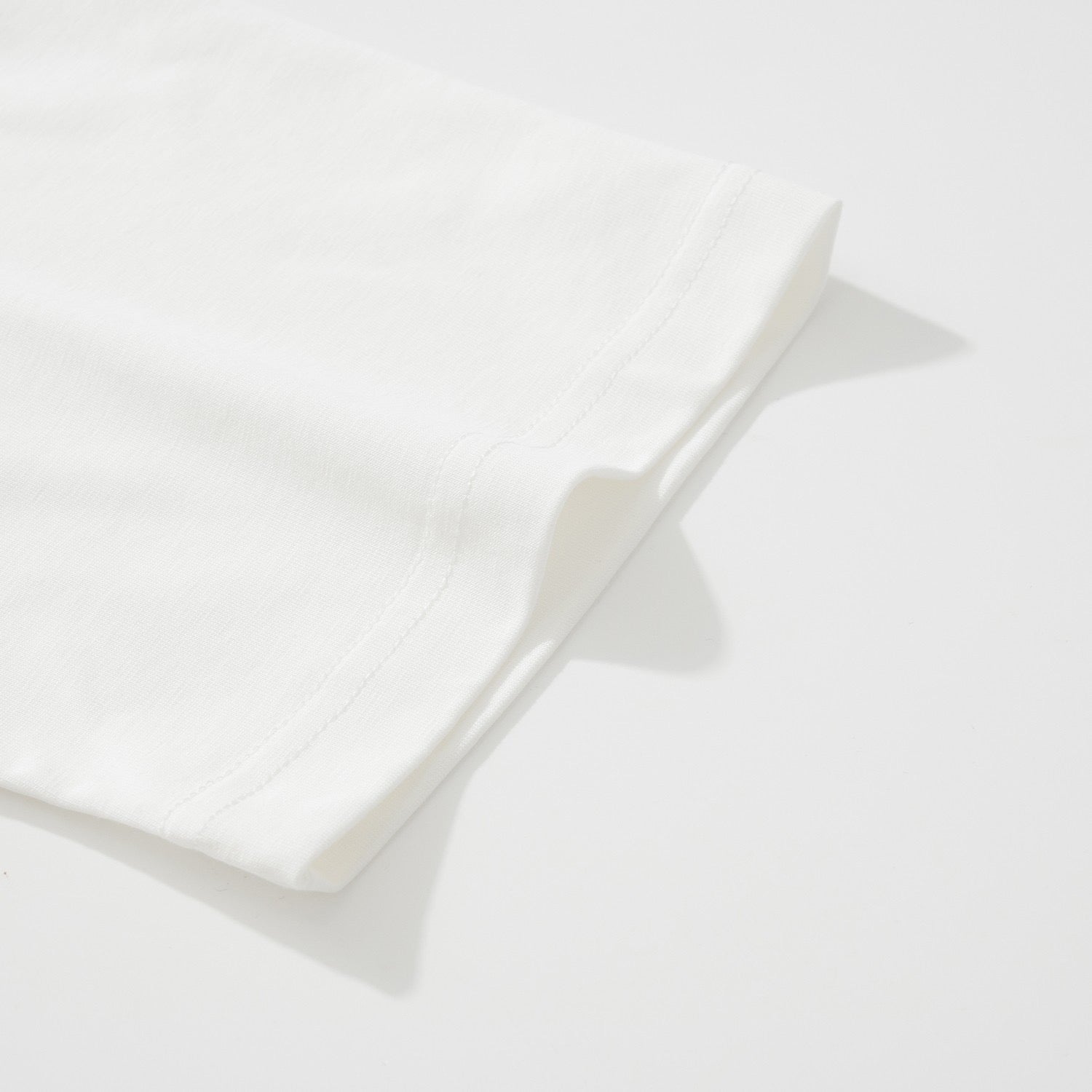 Schwarzes, weißes und blaues T-Shirt