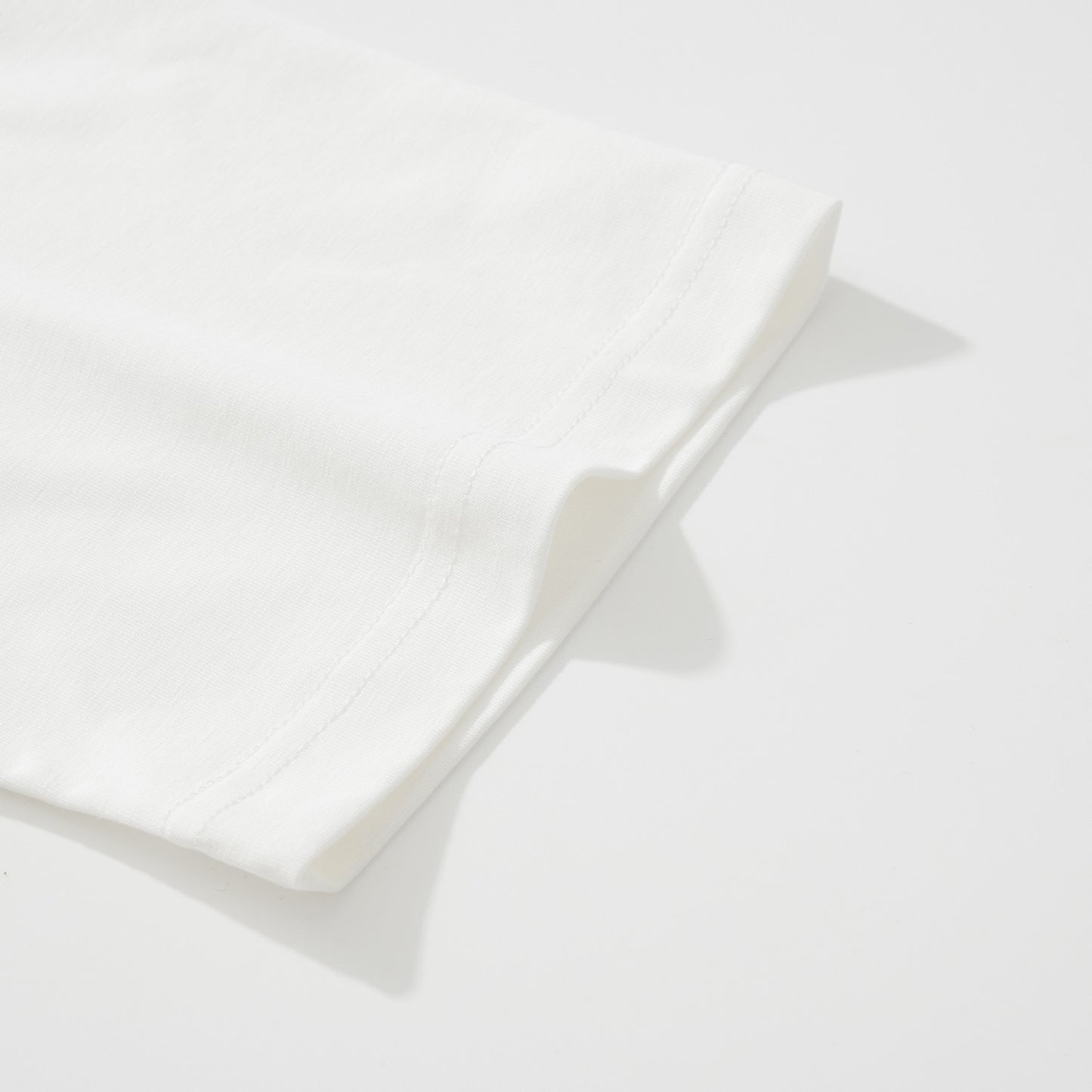 Schwarzes, weißes und blaues T-Shirt