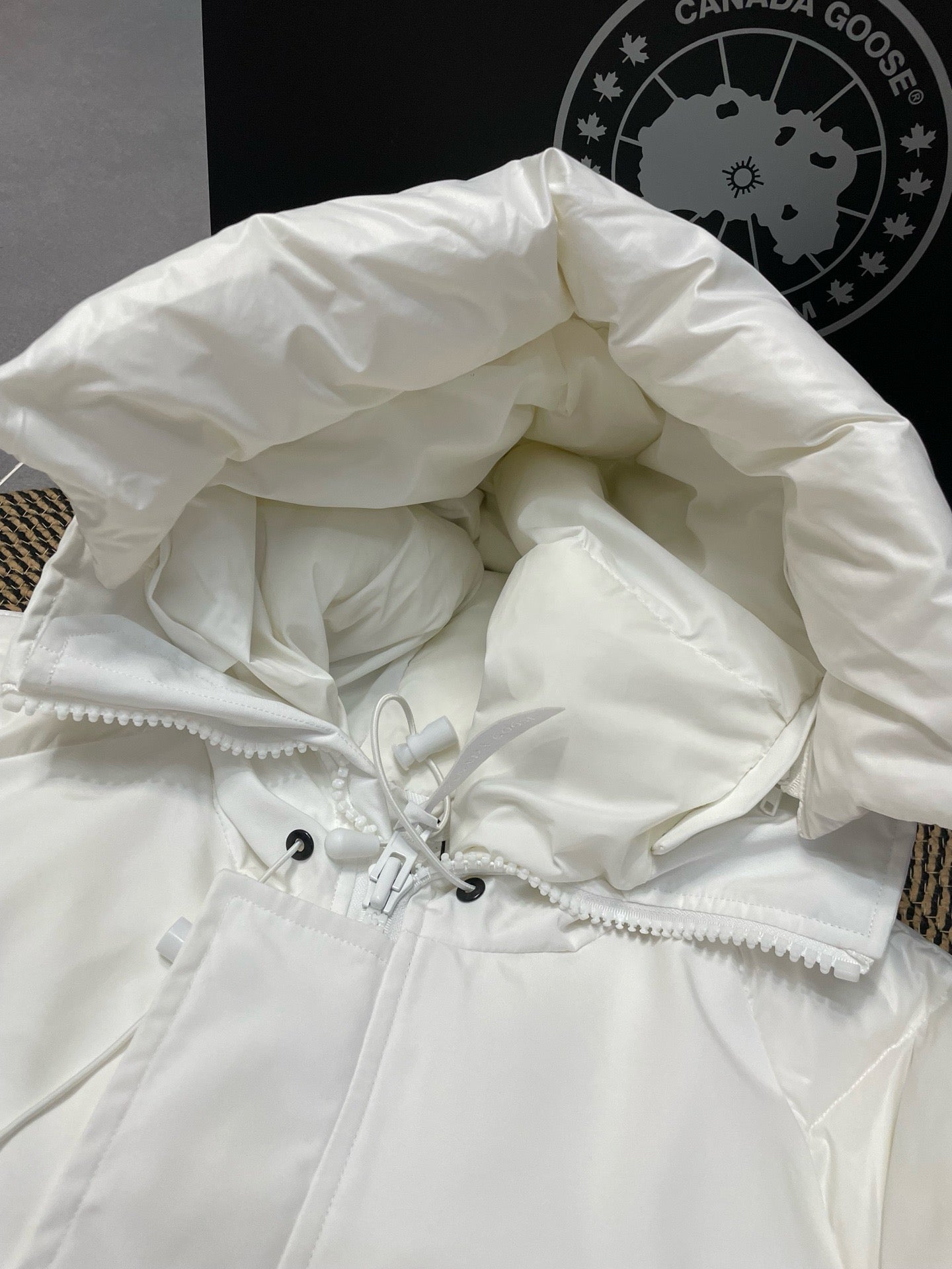 weiße und schwarze Jacke