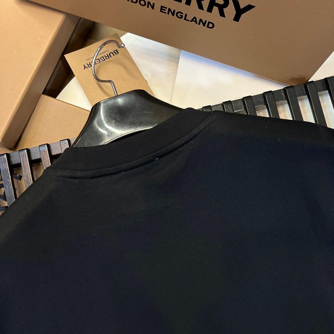 Schwarz-weißes T-Shirt