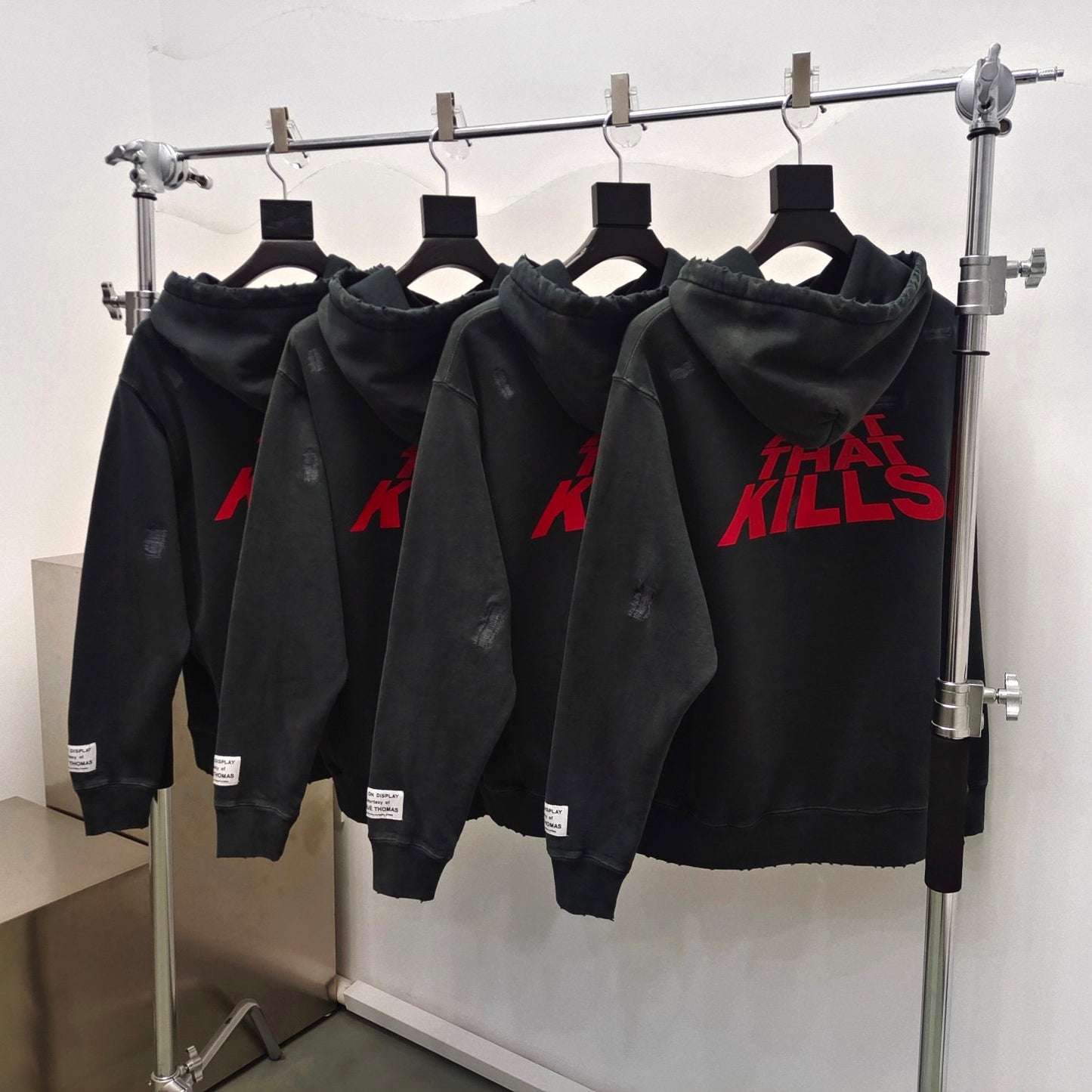 جارزة سوداء بقبعة شتوية