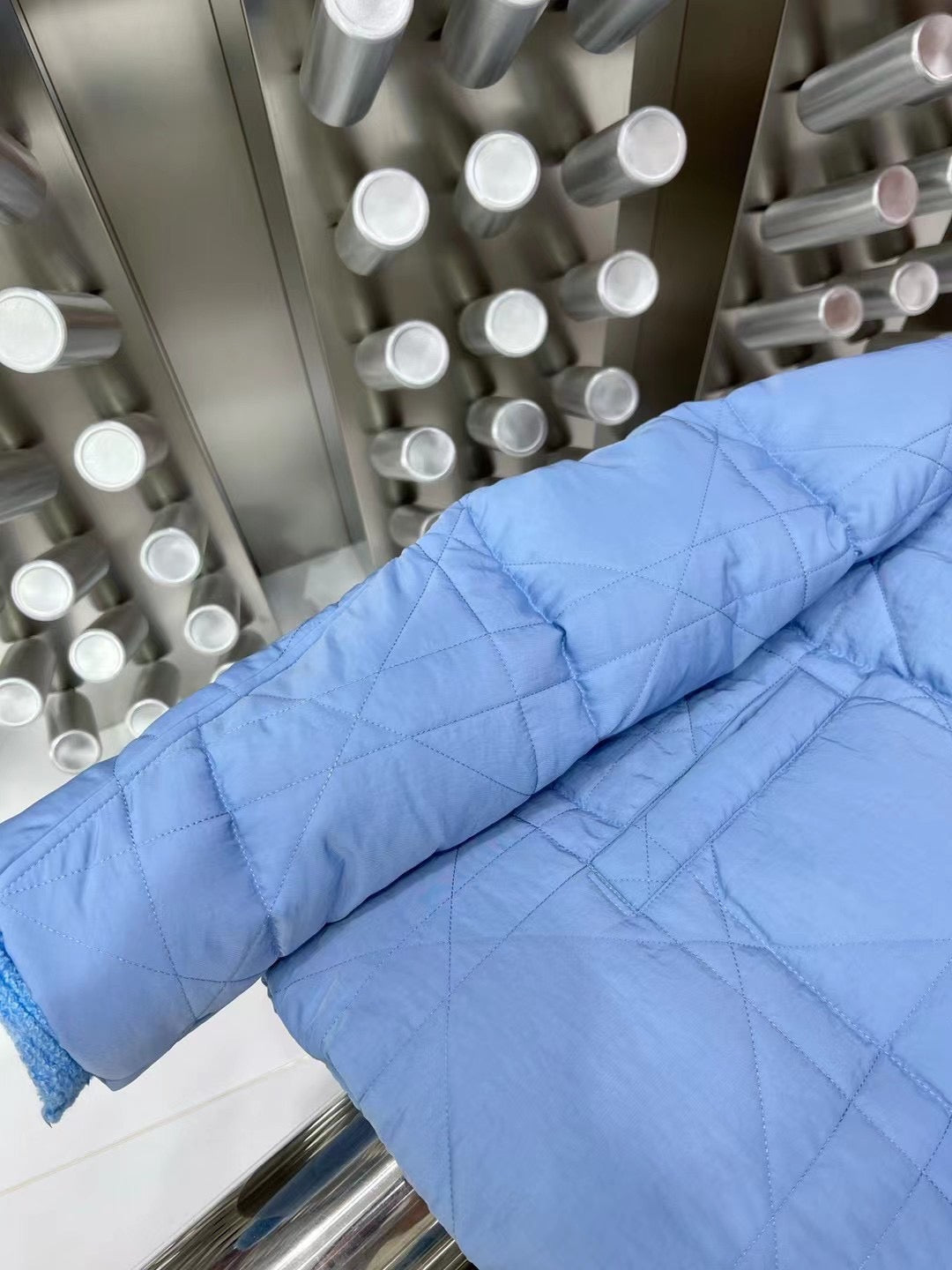 Schwarze und hellblaue Jacke