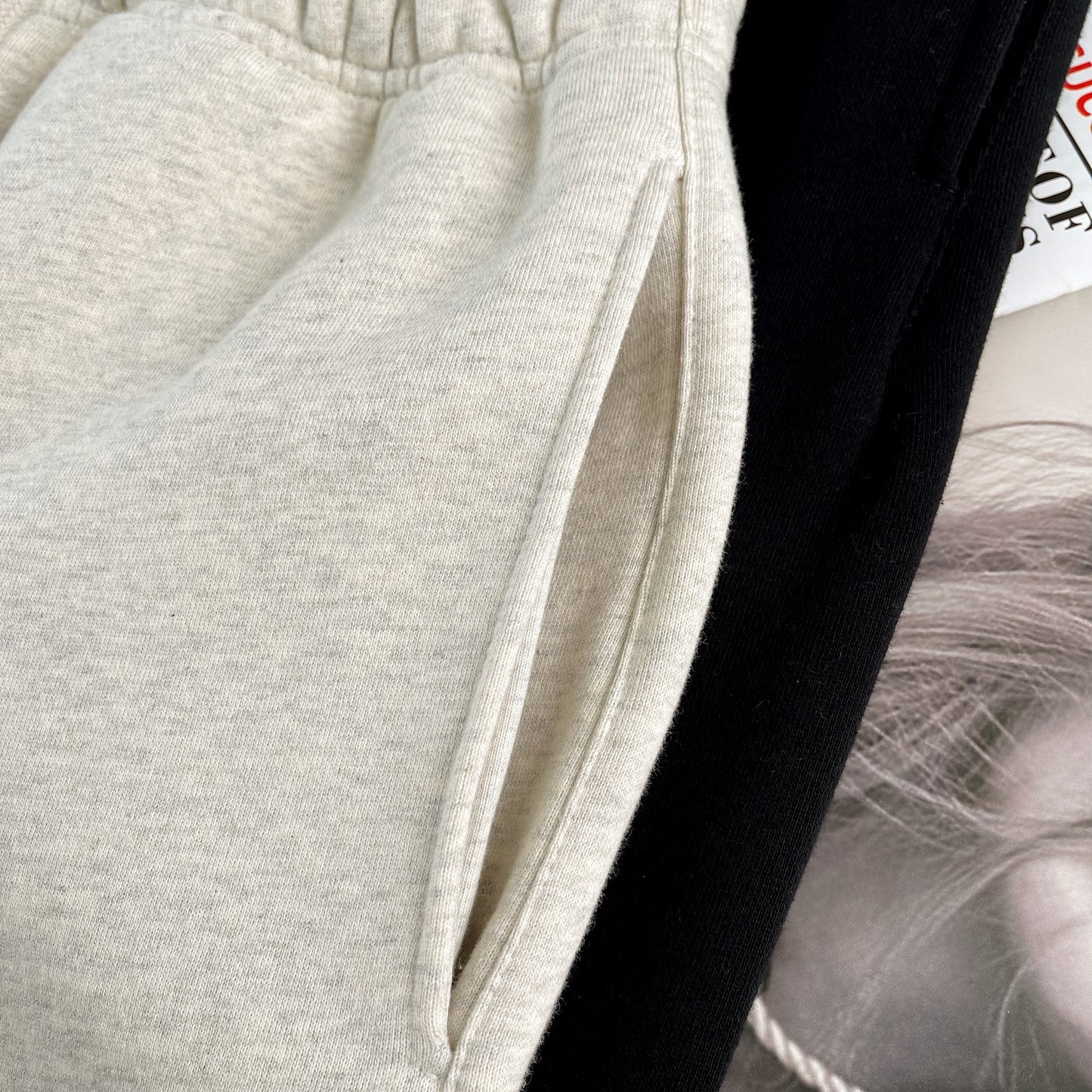 Schwarze und weiße Hose