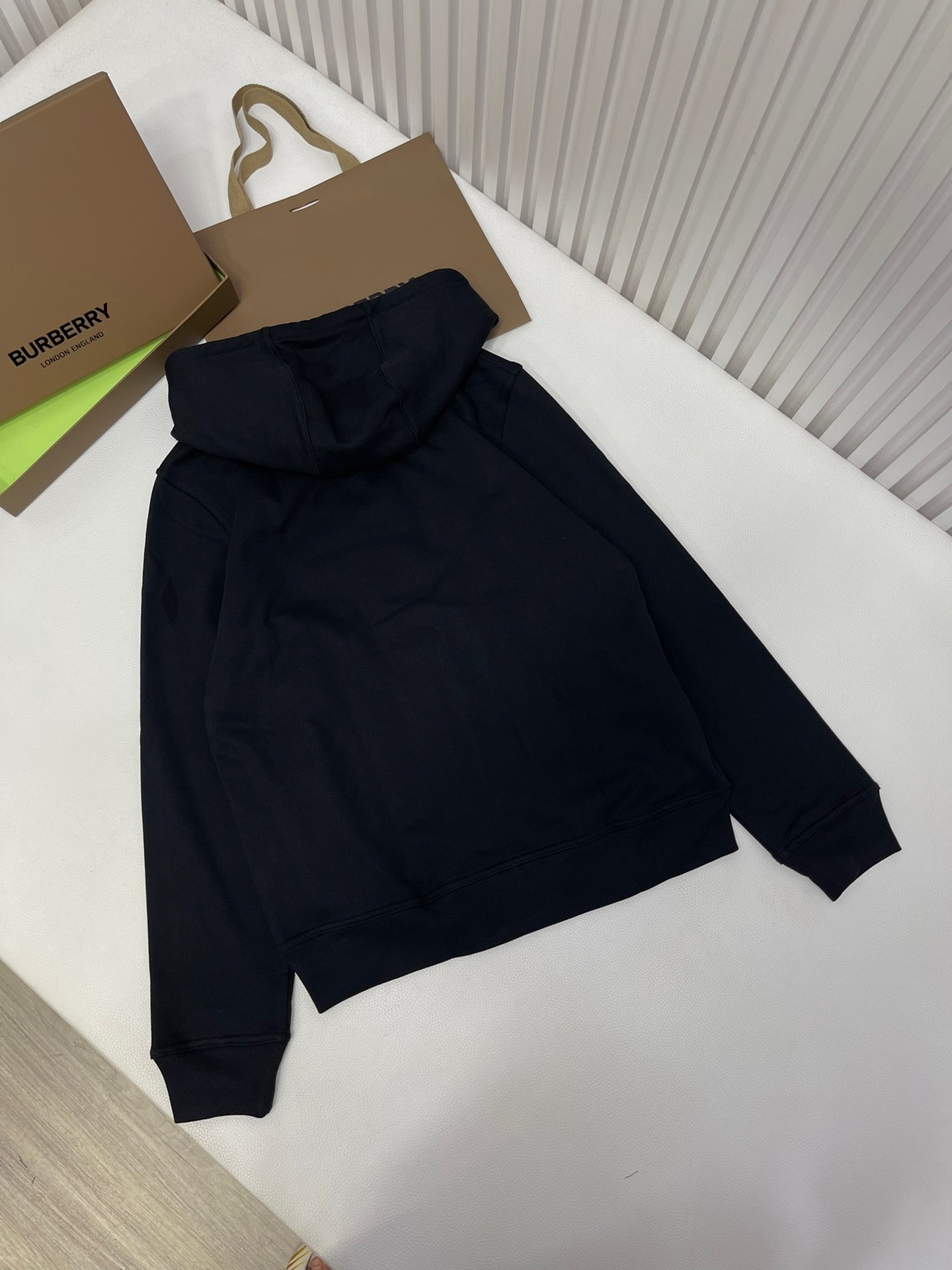 Schwarze und graue Jacke
