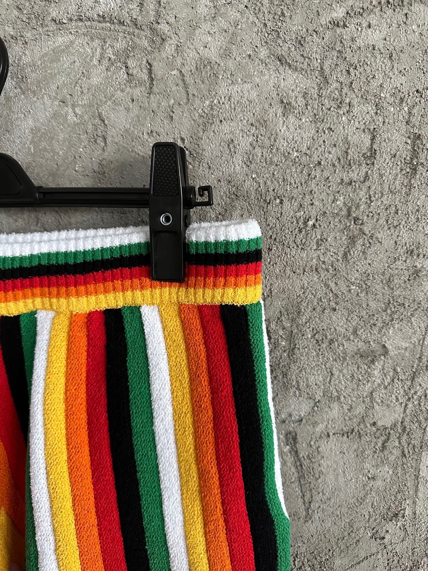 قصير متعدد الألوان