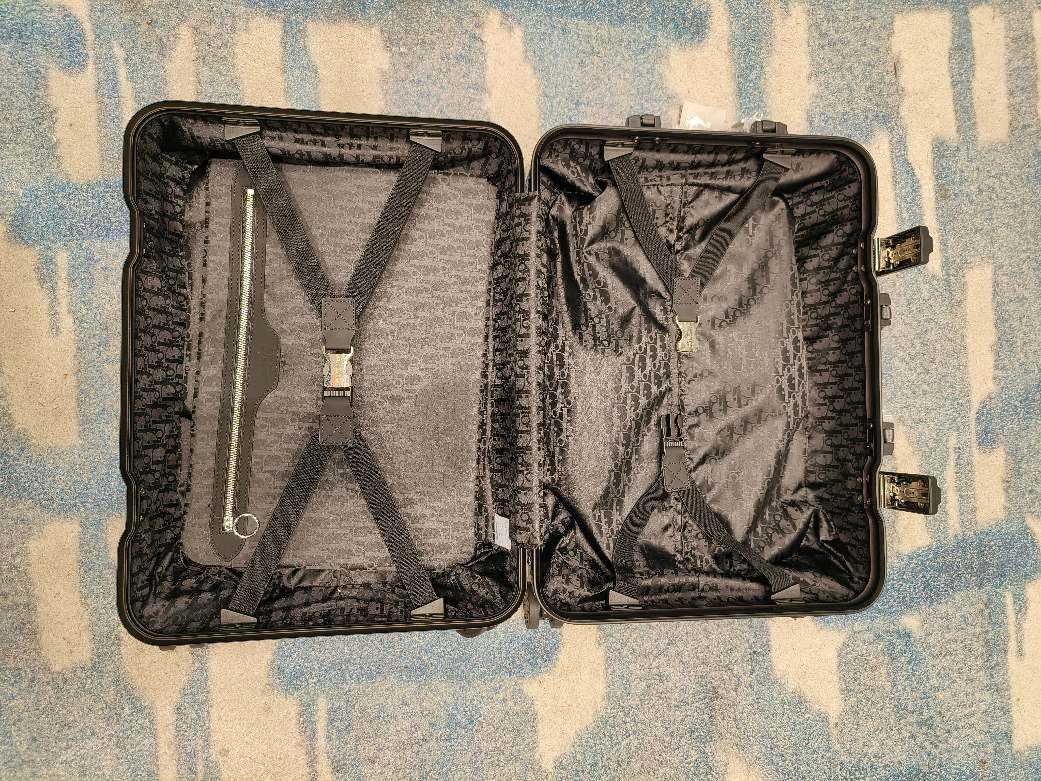 Schwarzer, silberner und brauner Koffer