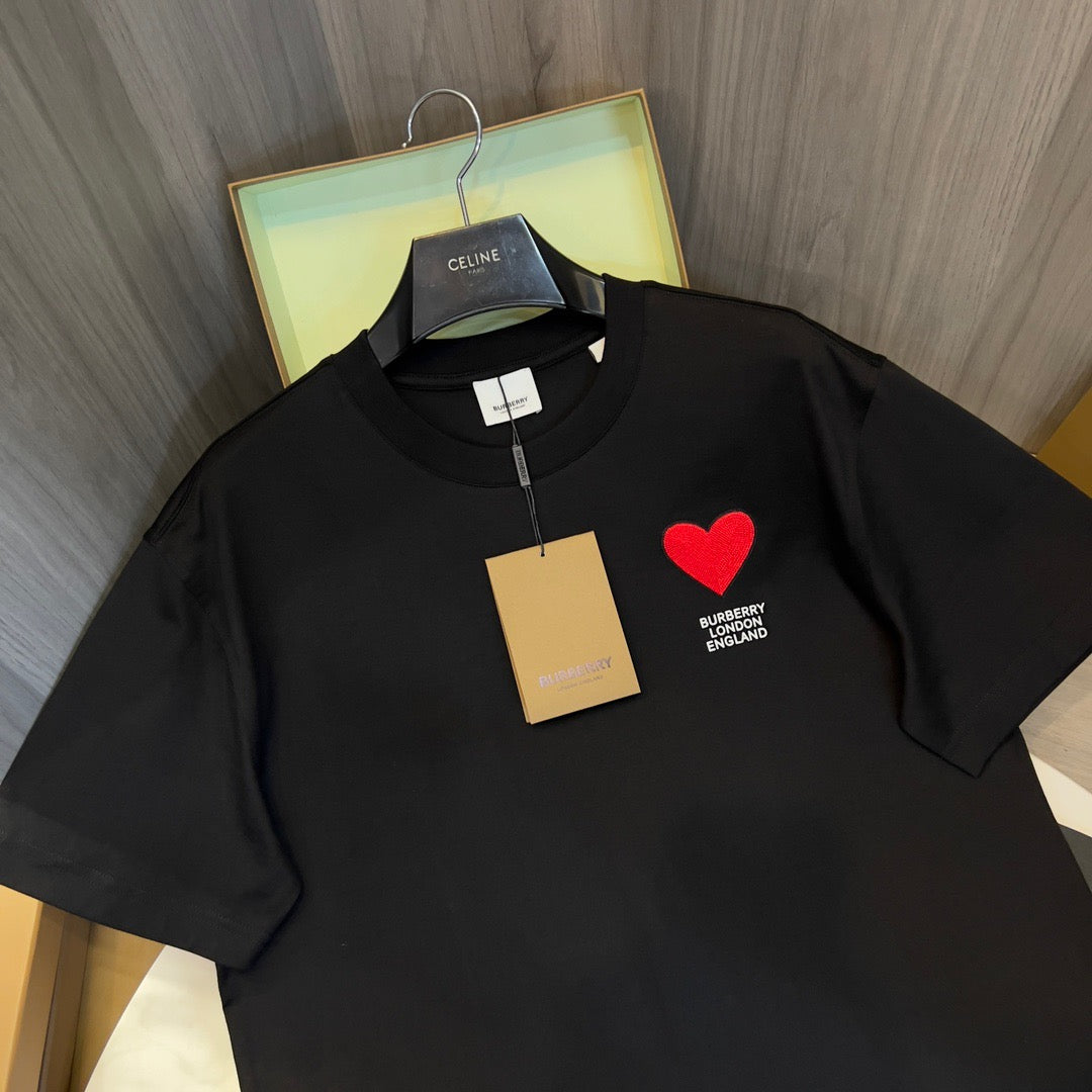 Schwarz-weißes T-Shirt