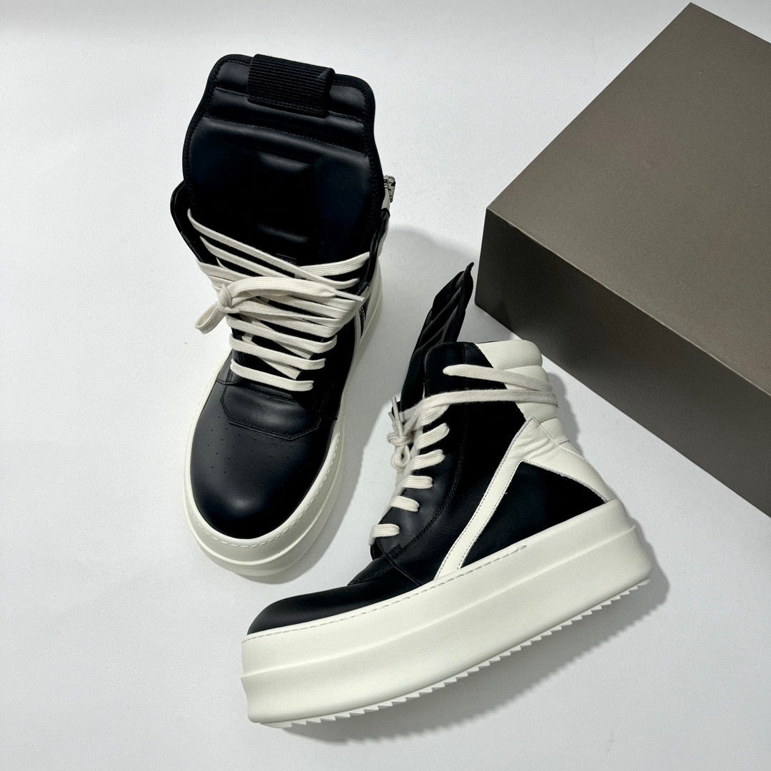 أحذية سوداء وبيضاء