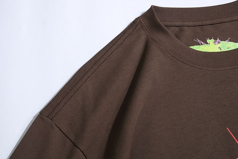 Schwarzes, gelbes und braunes T-Shirt