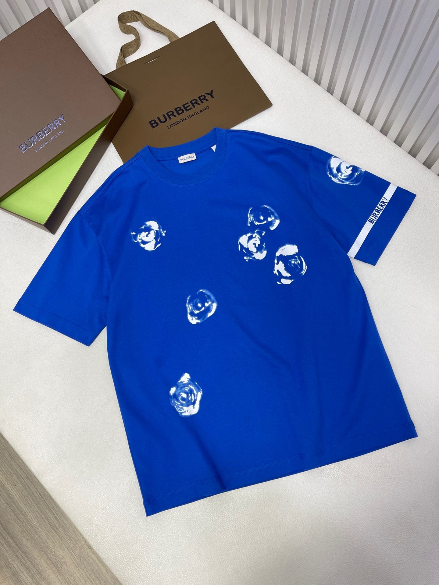 Weißes und himmelblaues T-Shirt