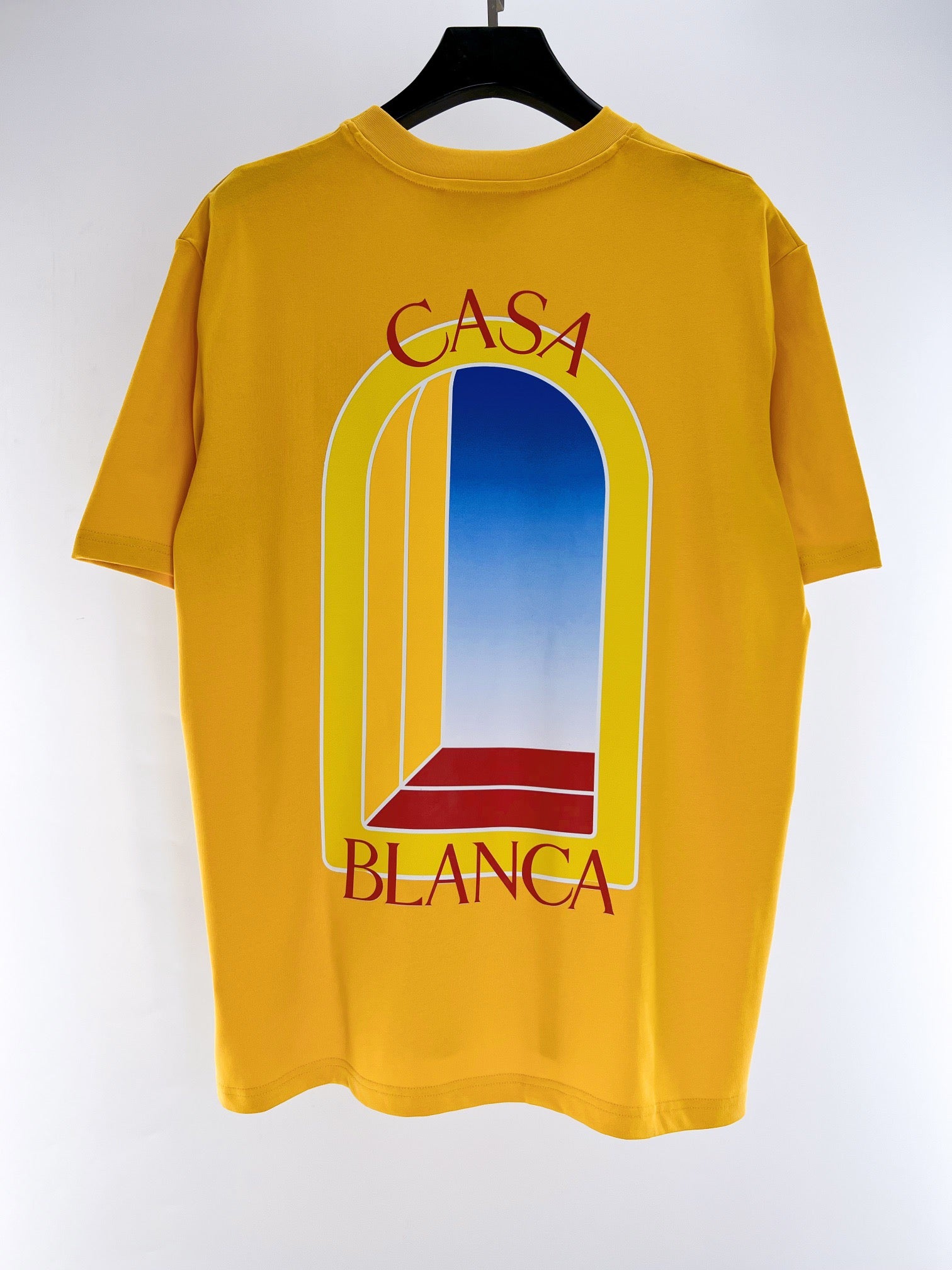 Gelbes und weißes T-Shirt