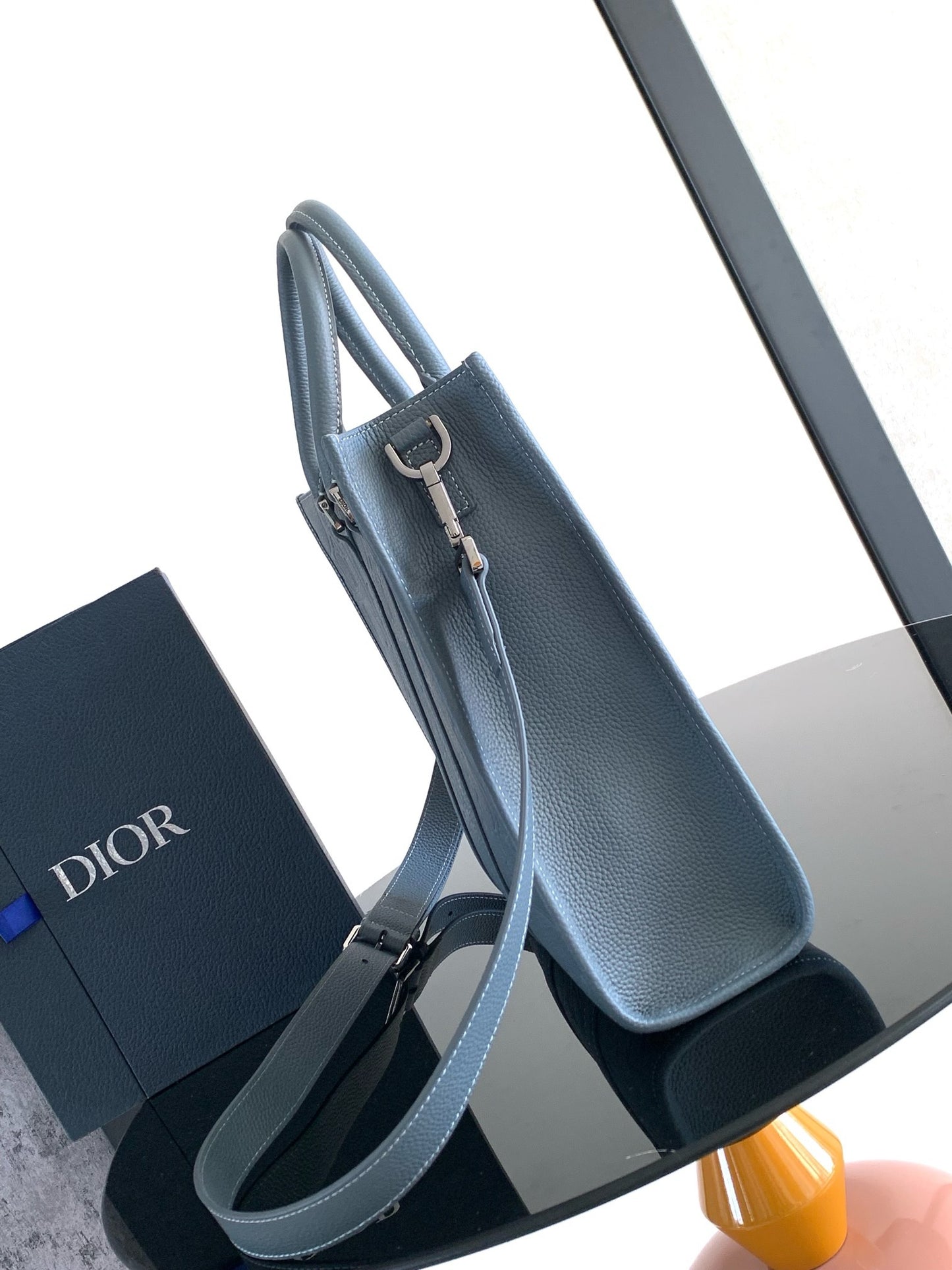 Graublaue und schwarze Tasche