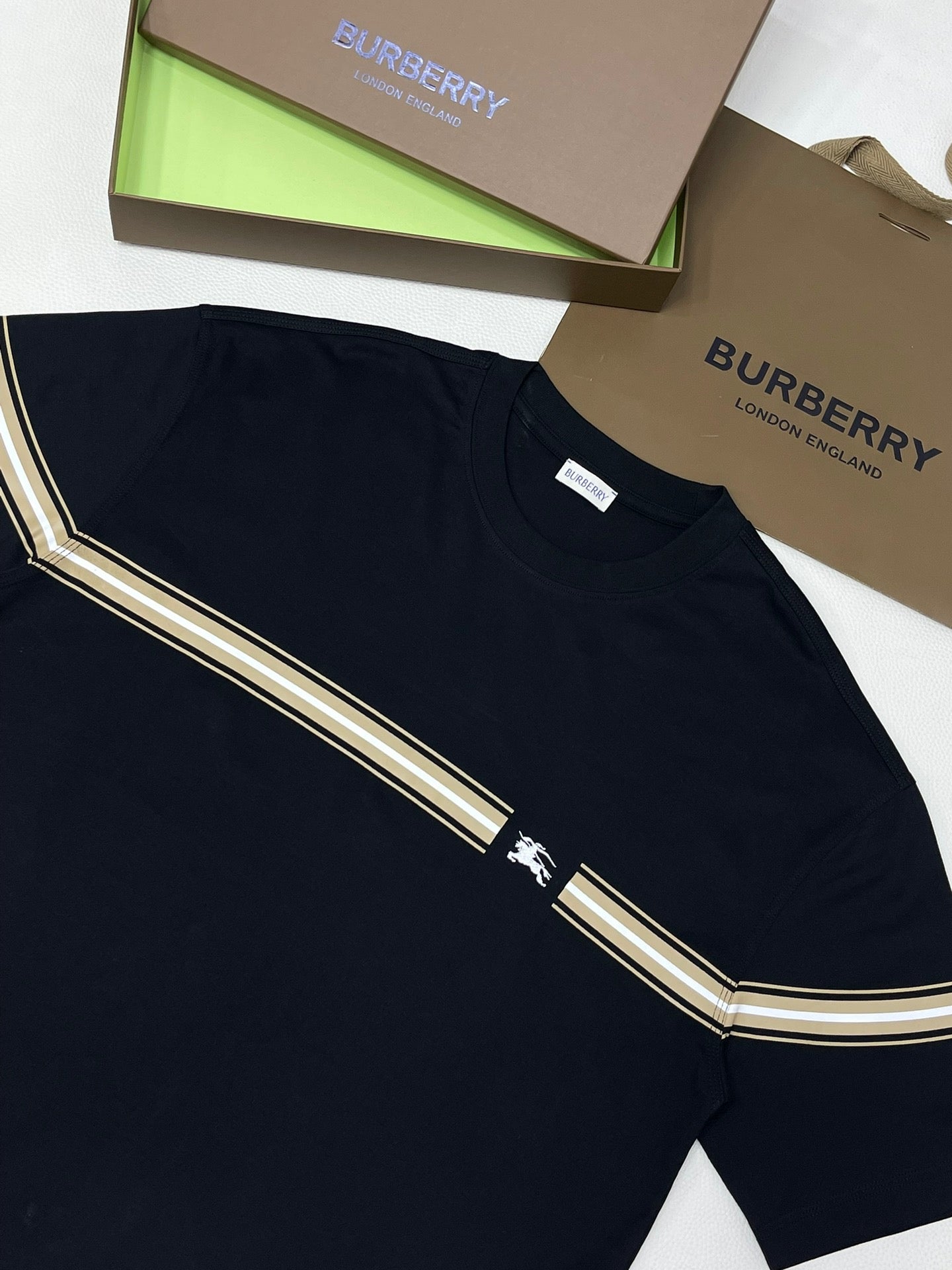 Schwarz-weißes T-Shirt