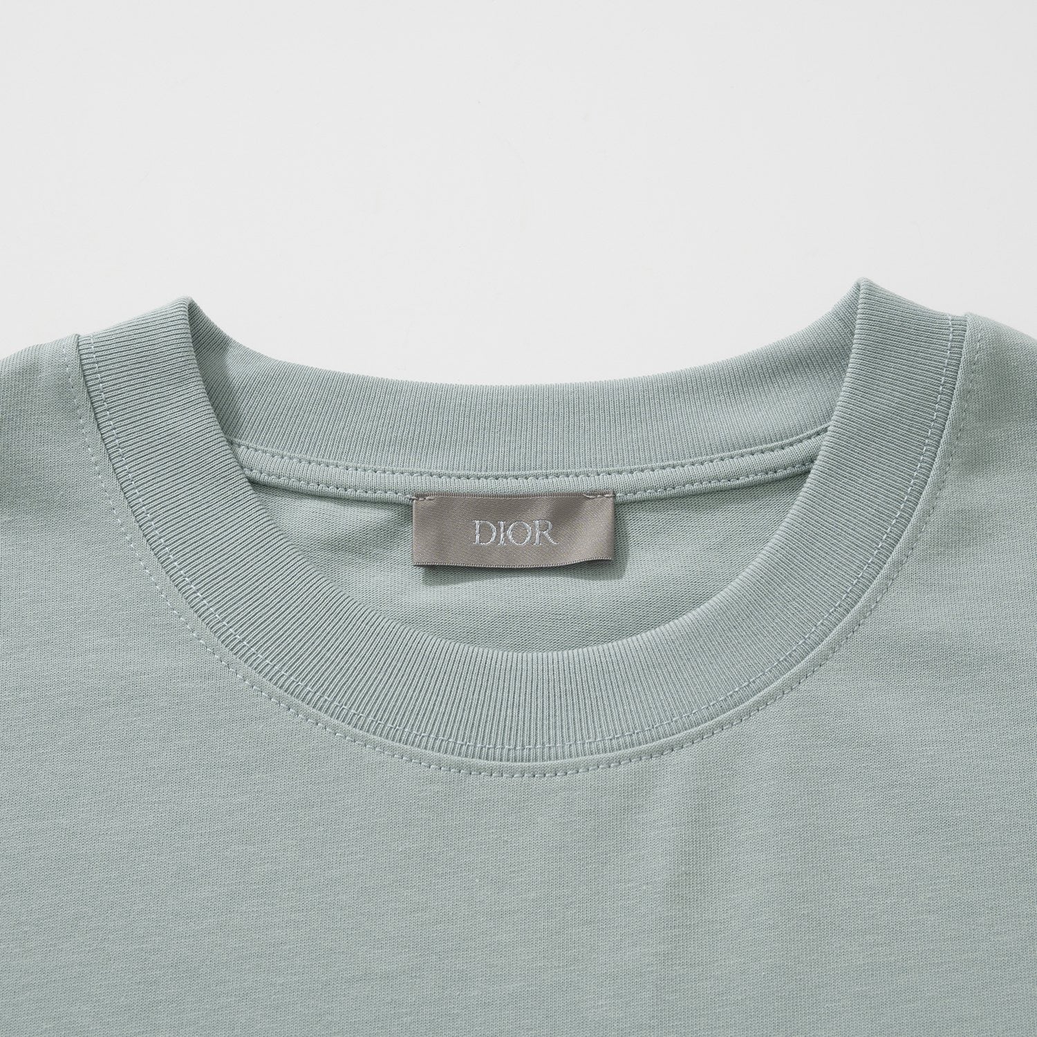 Schwarzes, weißes und blaues T-Shirt