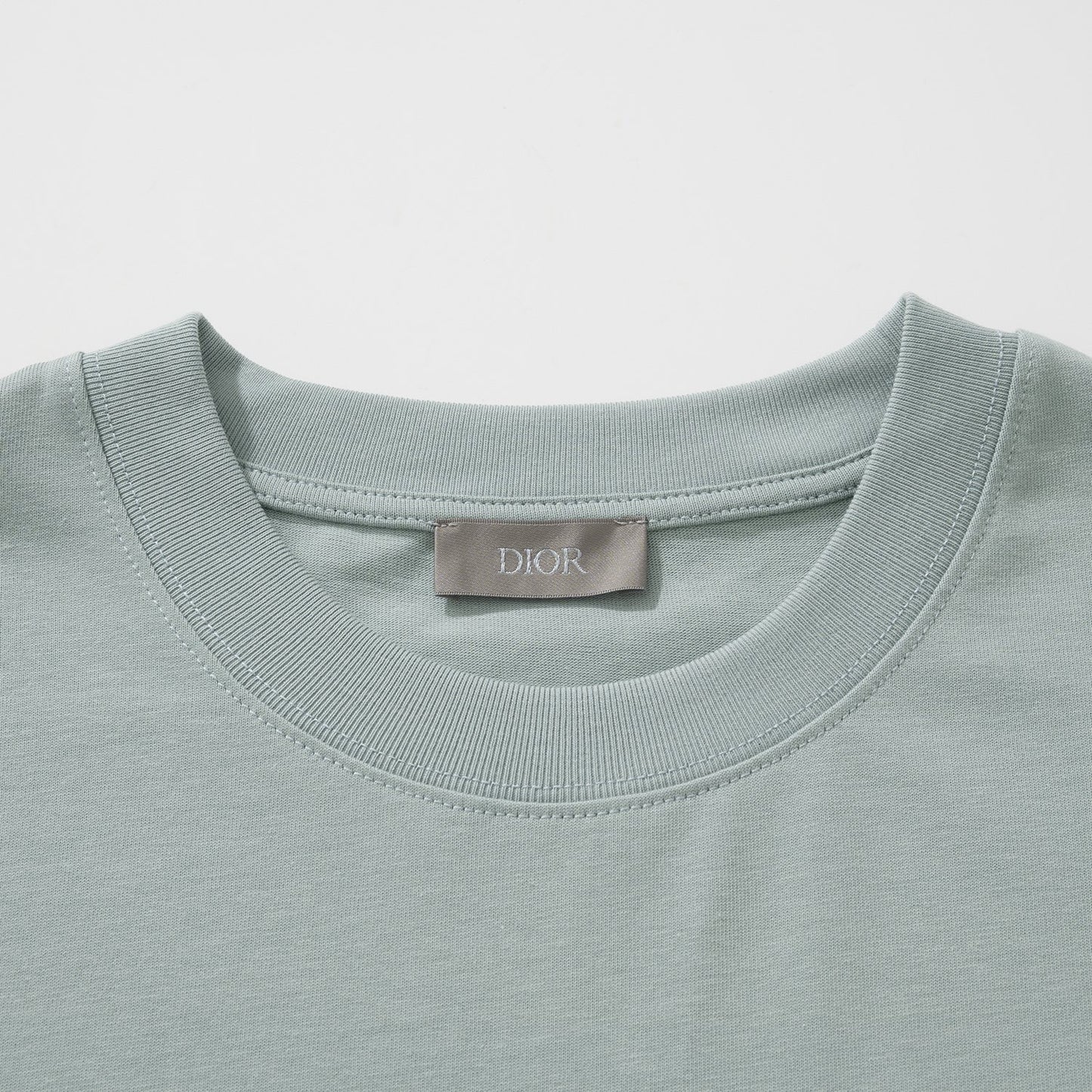 Schwarzes, weißes und blaues T-Shirt