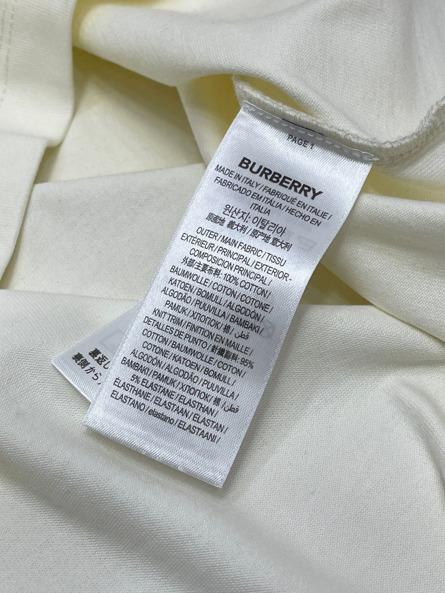 Weißes und himmelblaues T-Shirt