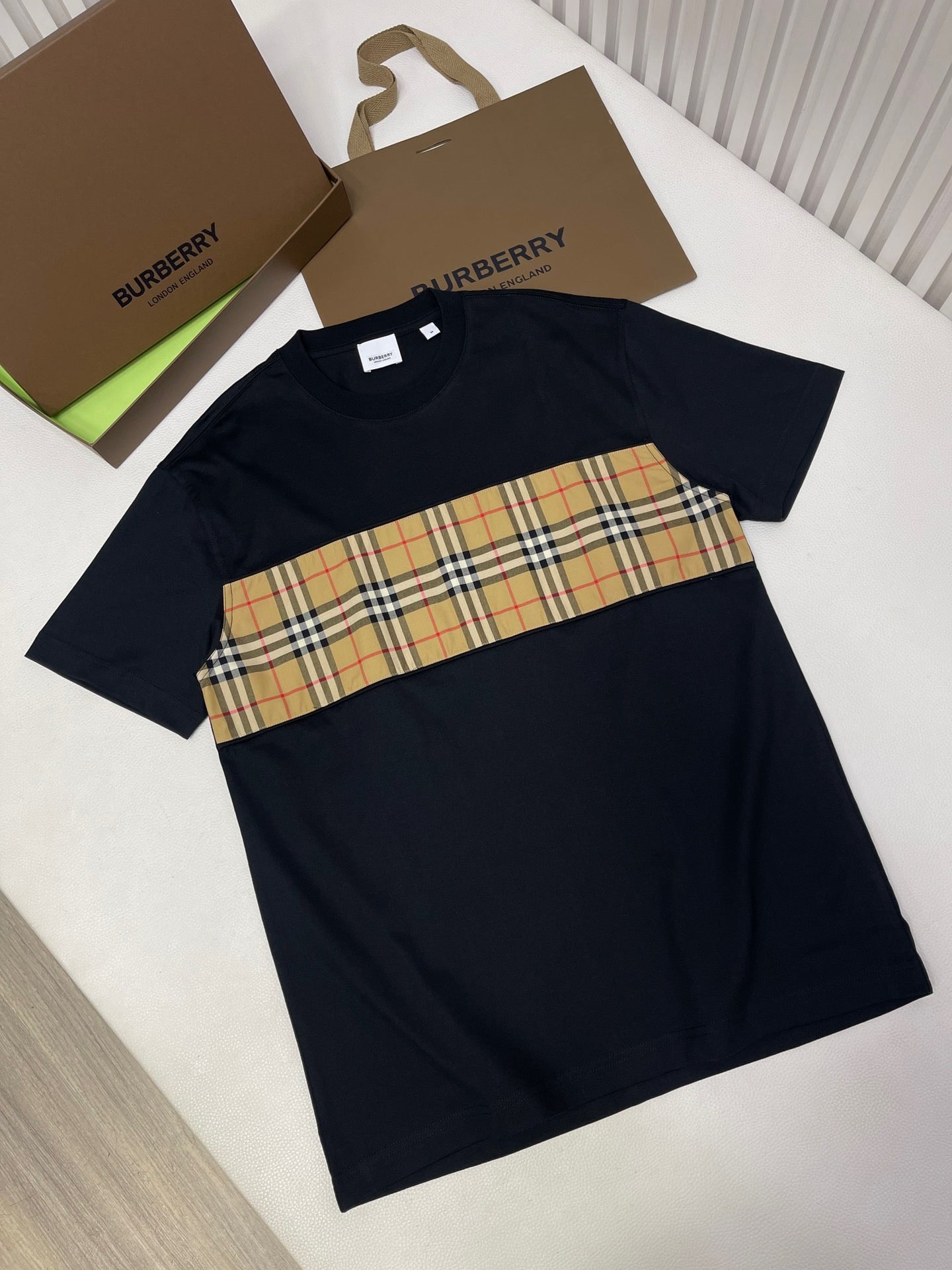 Schwarzes, weißes und khakifarbenes T-Shirt
