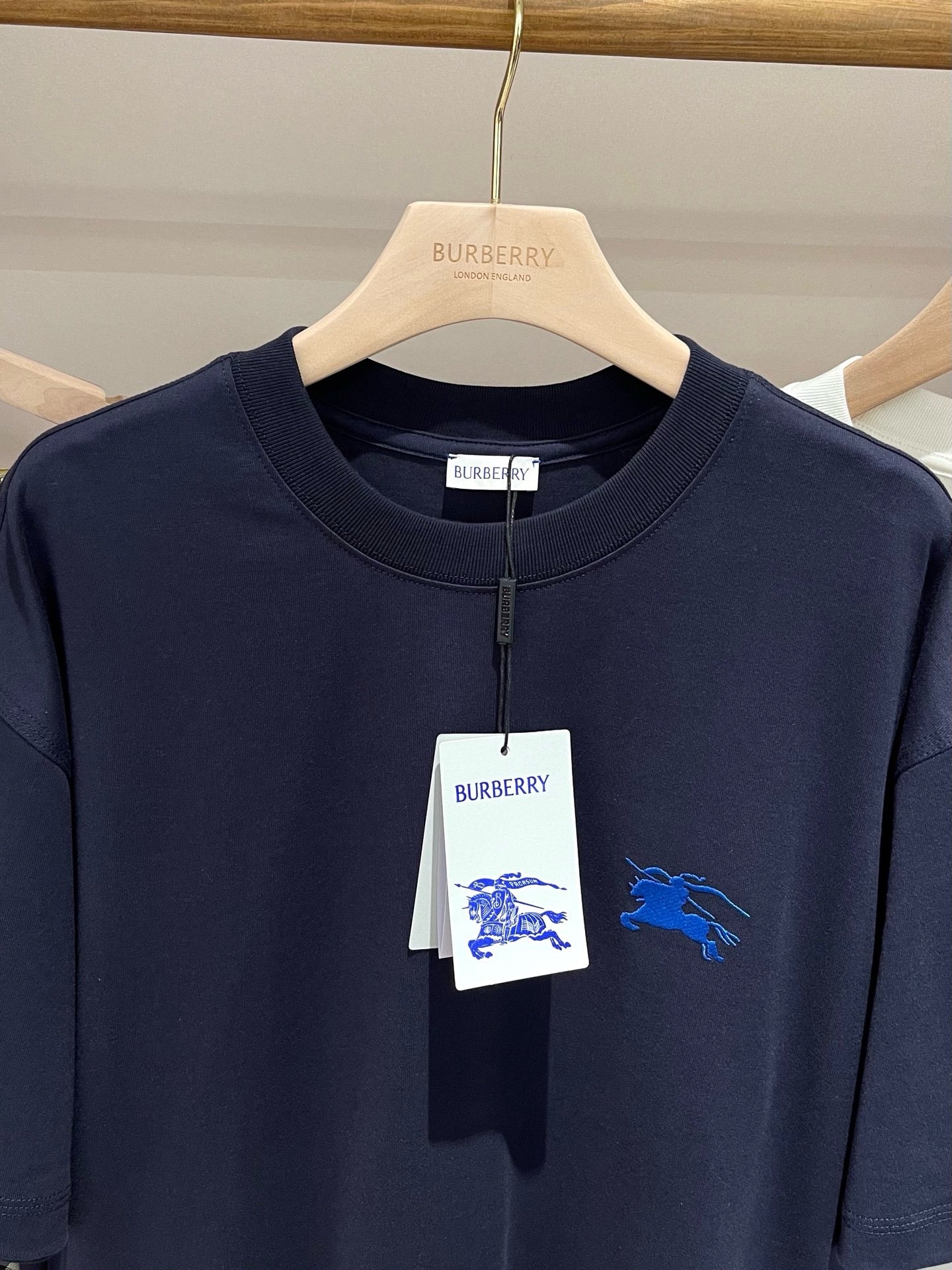 Dunkelblaues und khakifarbenes T-Shirt