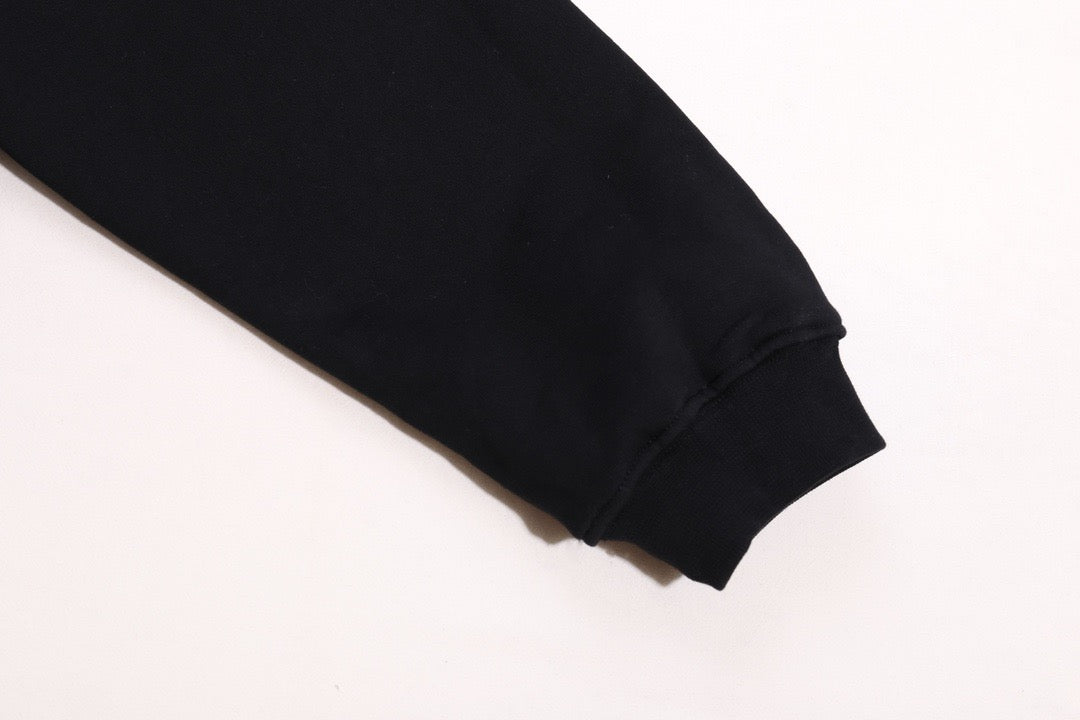 جارزة سوداء بقبعة شتوية