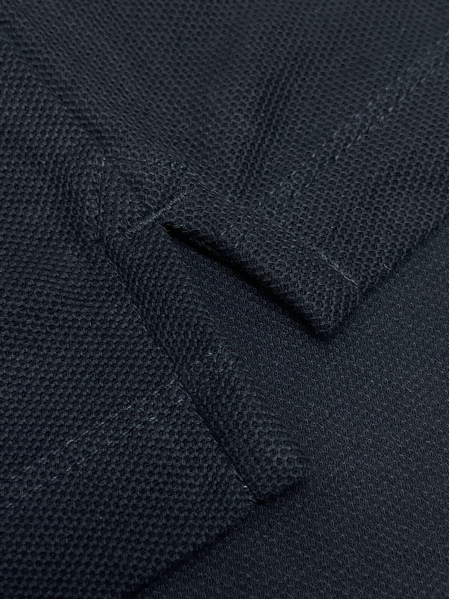 Poloshirt in Schwarz, Weiß, Marineblau und Hellblau