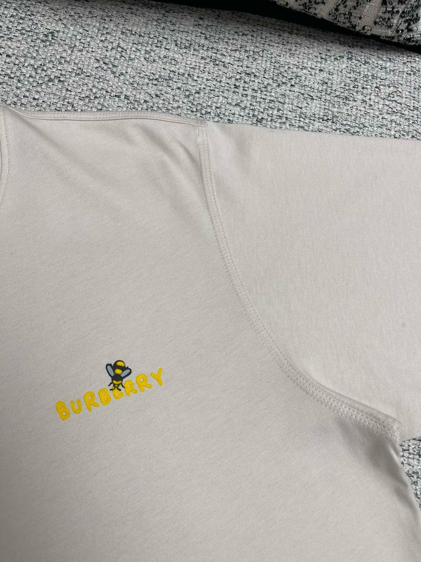 Aprikosen- und graues T-Shirt