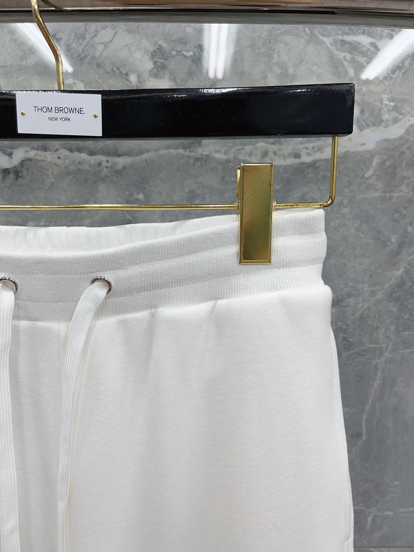 بنطال أسود ورمادي وأبيض