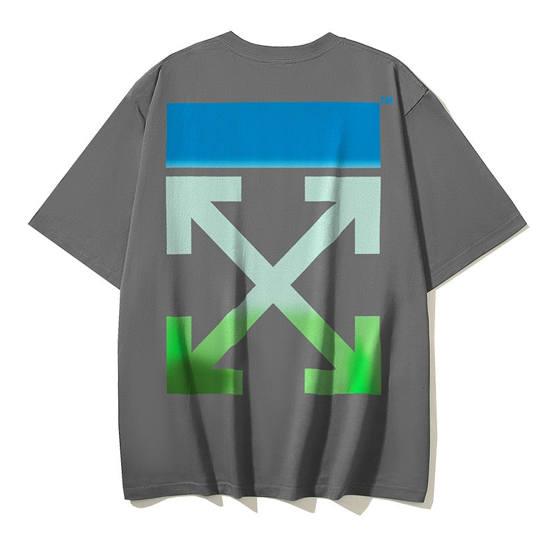 Dunkelschwarzes, schwarz-weißes T-Shirt