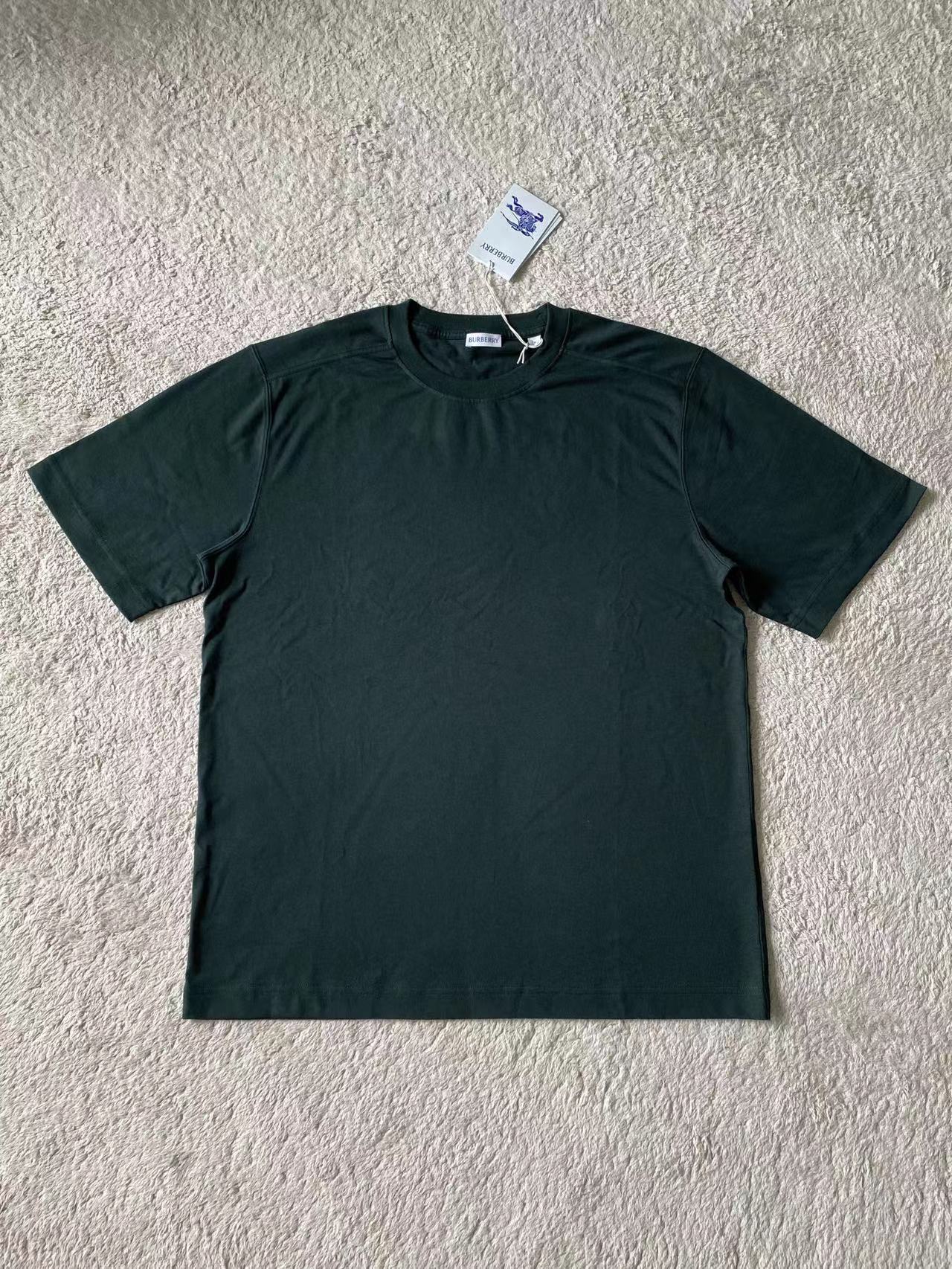Dunkelgrünes und graues T-Shirt