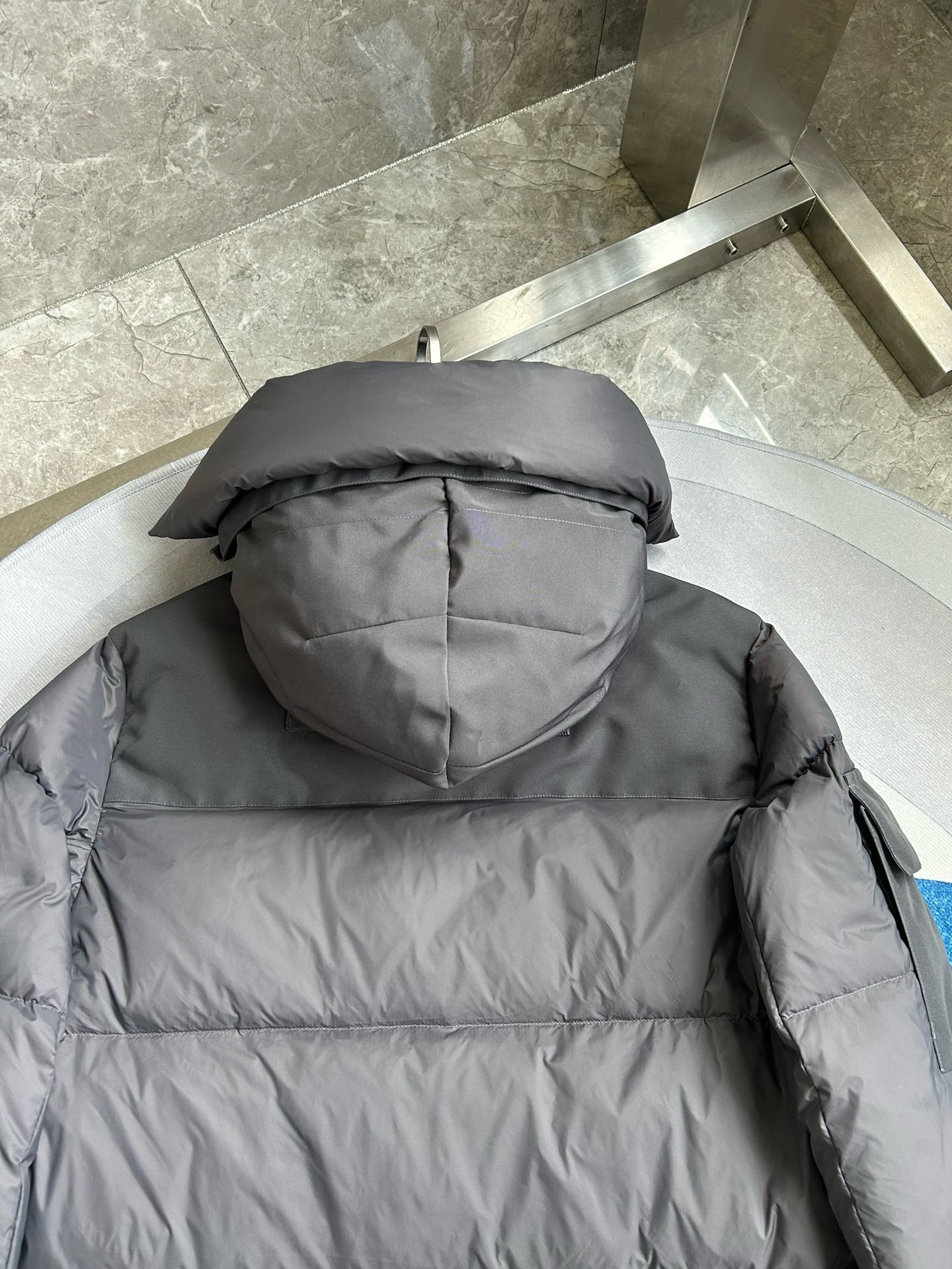 Weiße, graue und schwarze Jacke