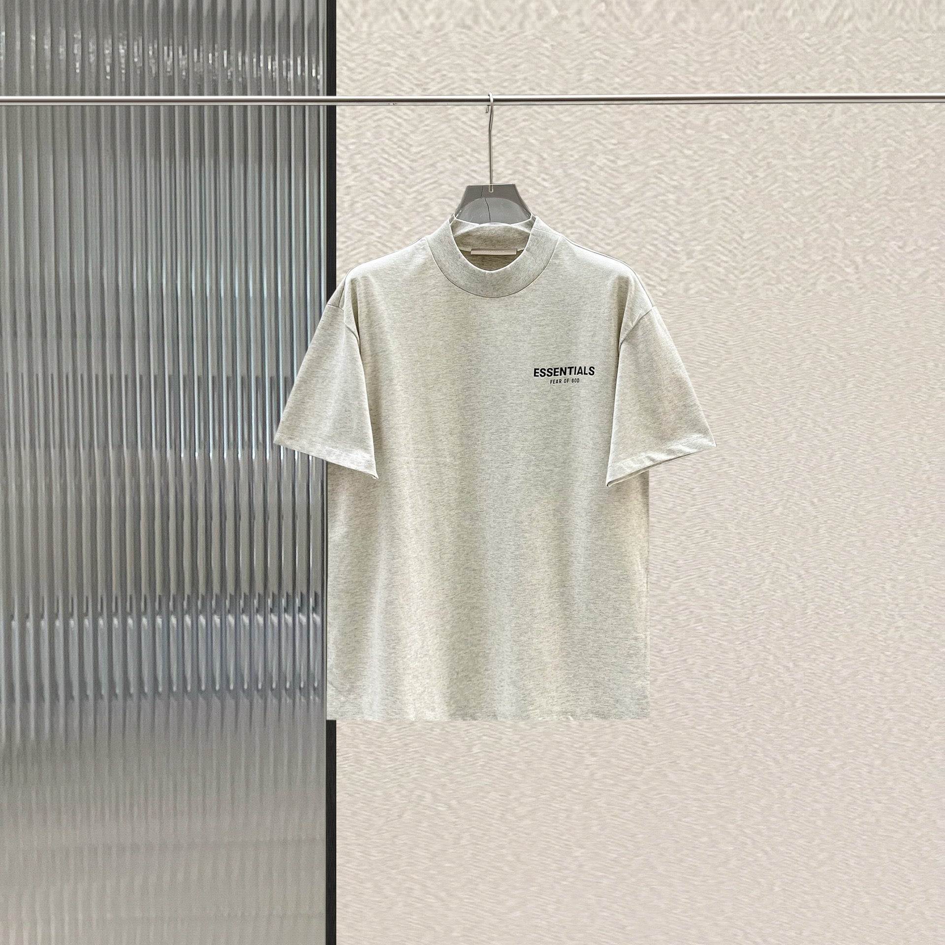 Schwarzes und graues T-Shirt
