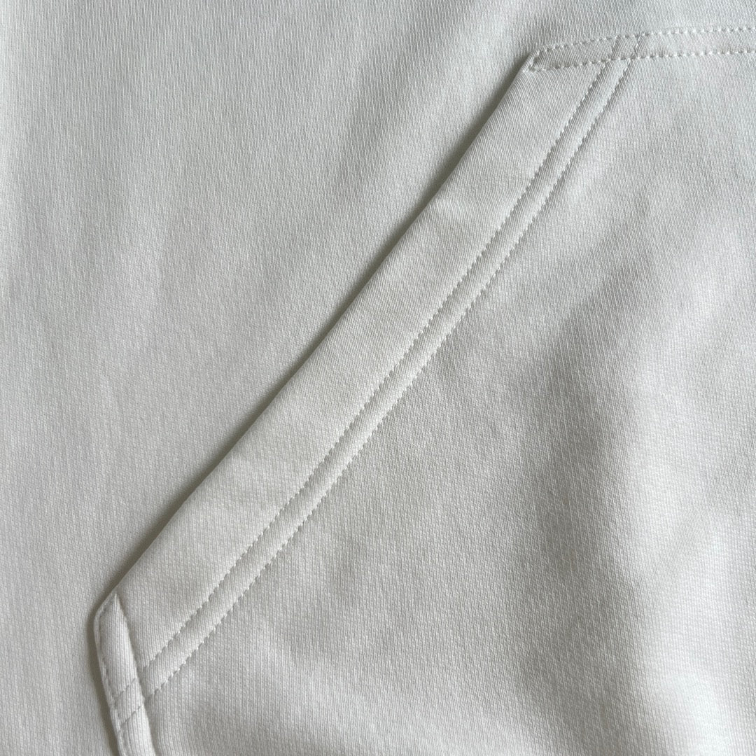Schwarz-weißer Kapuzenpullover