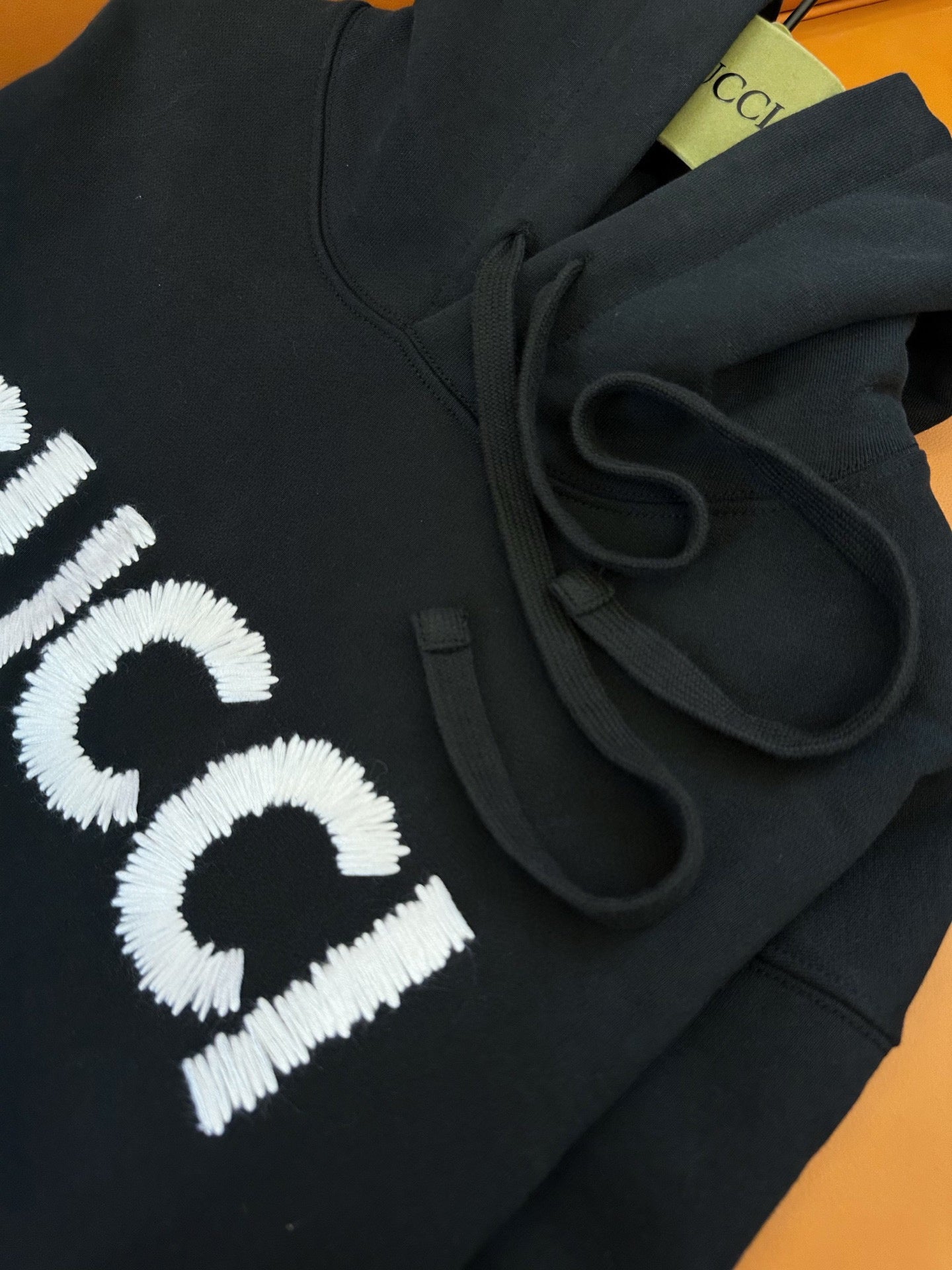Schwarz-weißer Hoodie