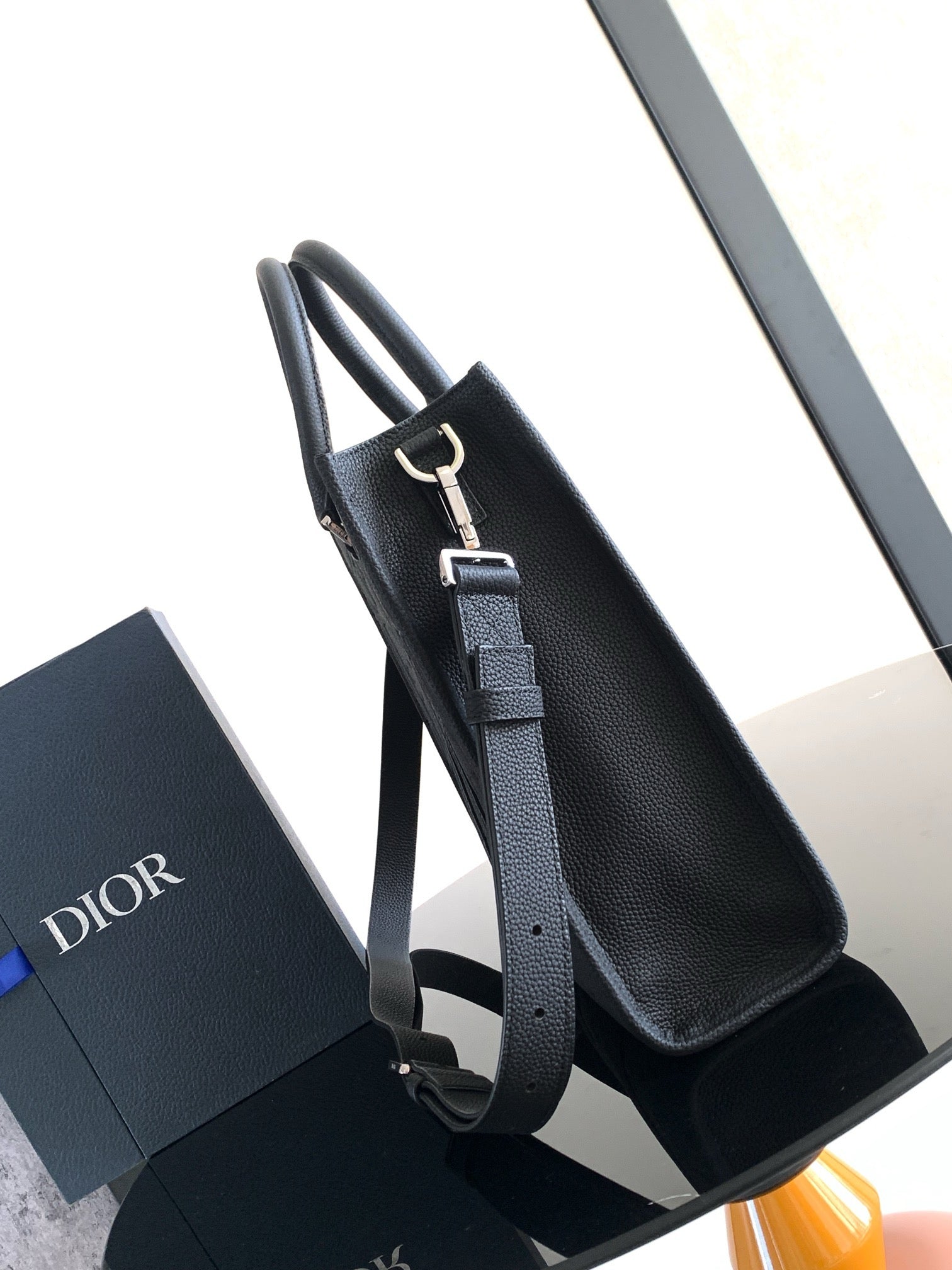 Graublaue und schwarze Tasche