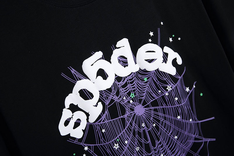 Himmelblaues und schwarzes T-Shirt