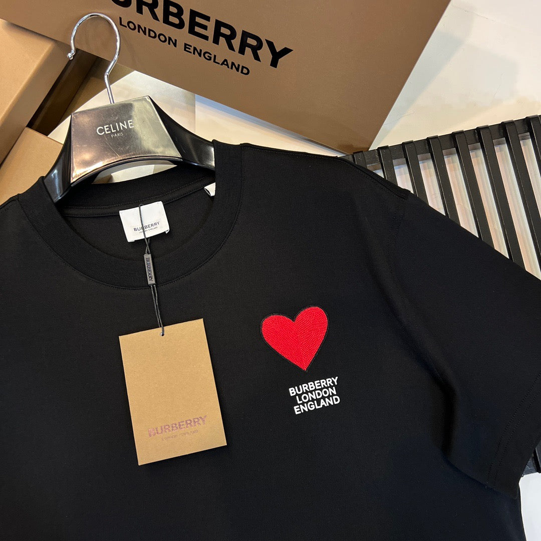 Schwarz-weißes T-Shirt