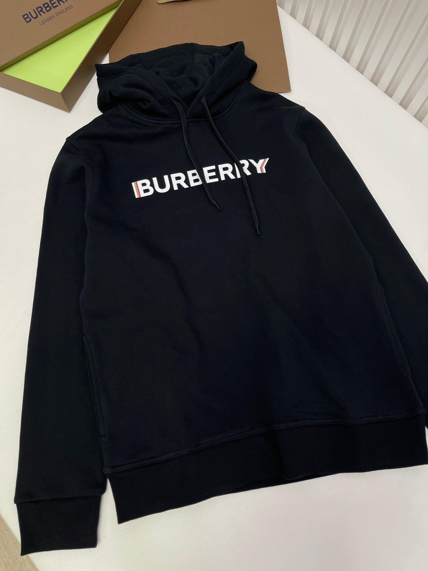 Schwarzer Hoodie