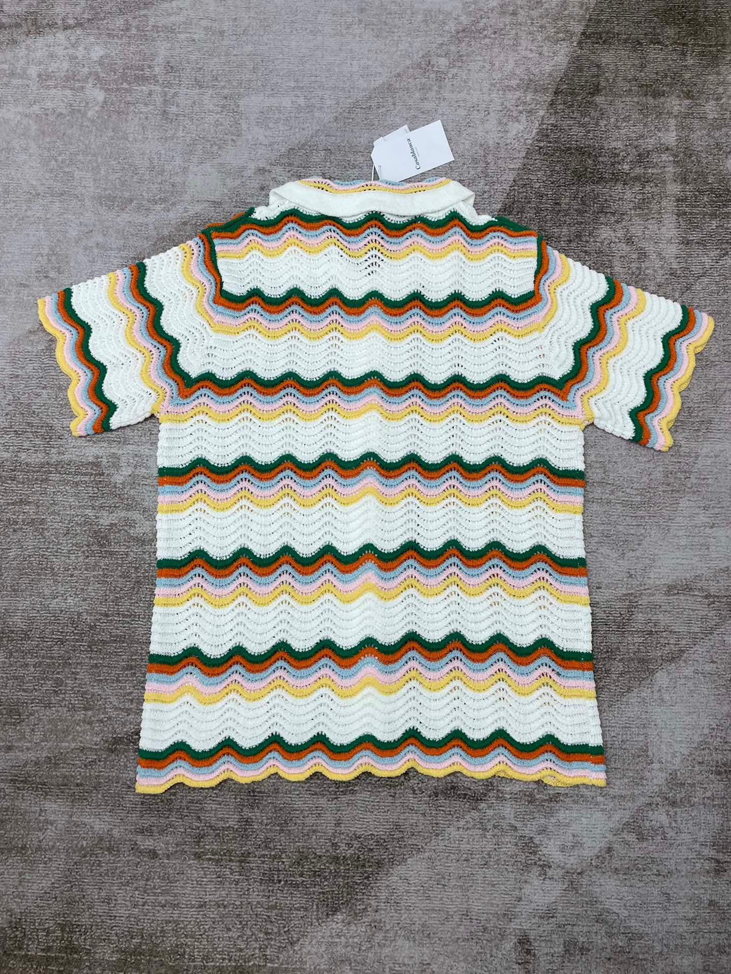 قميص متعدد الألوان