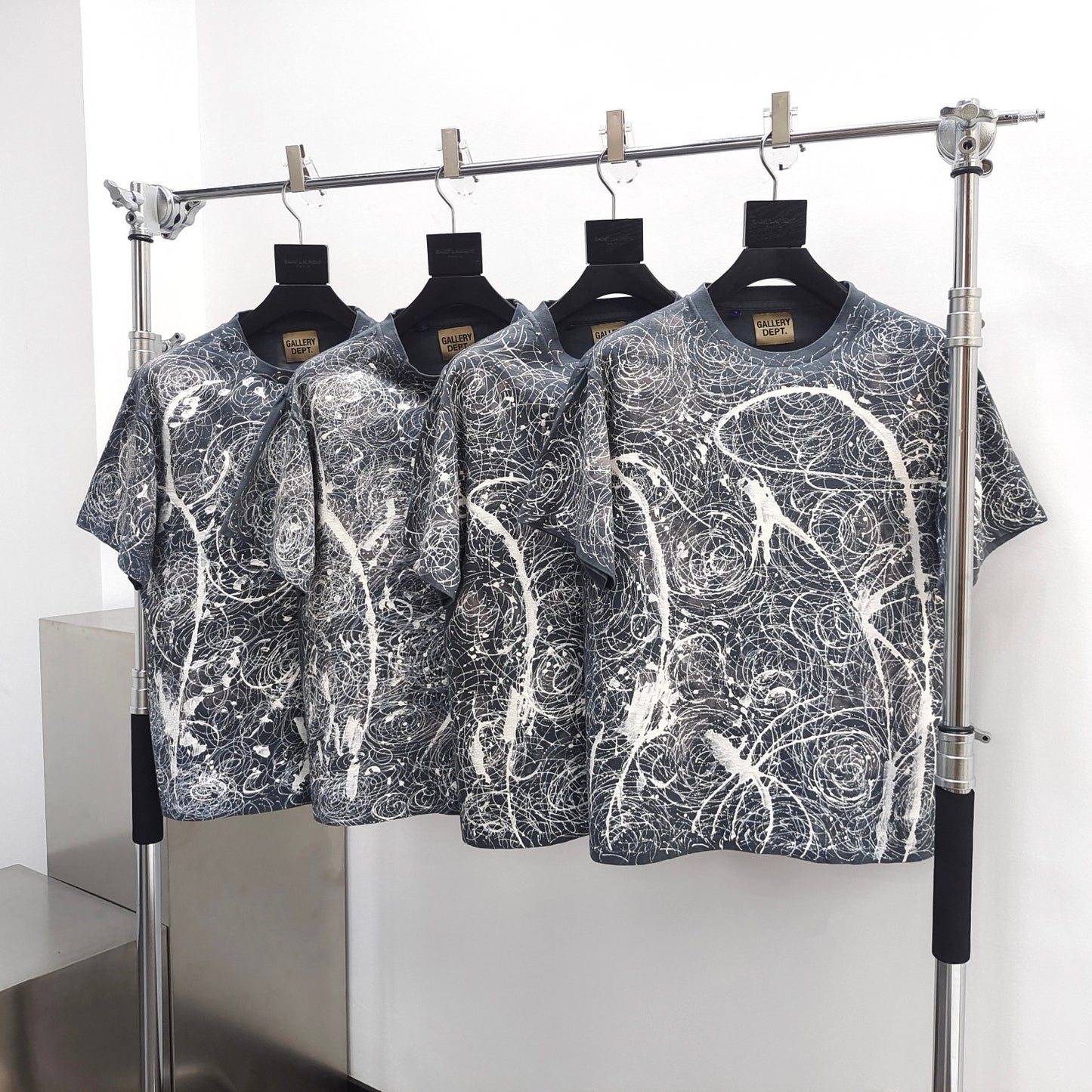 تي شيرت متعدد الألوان