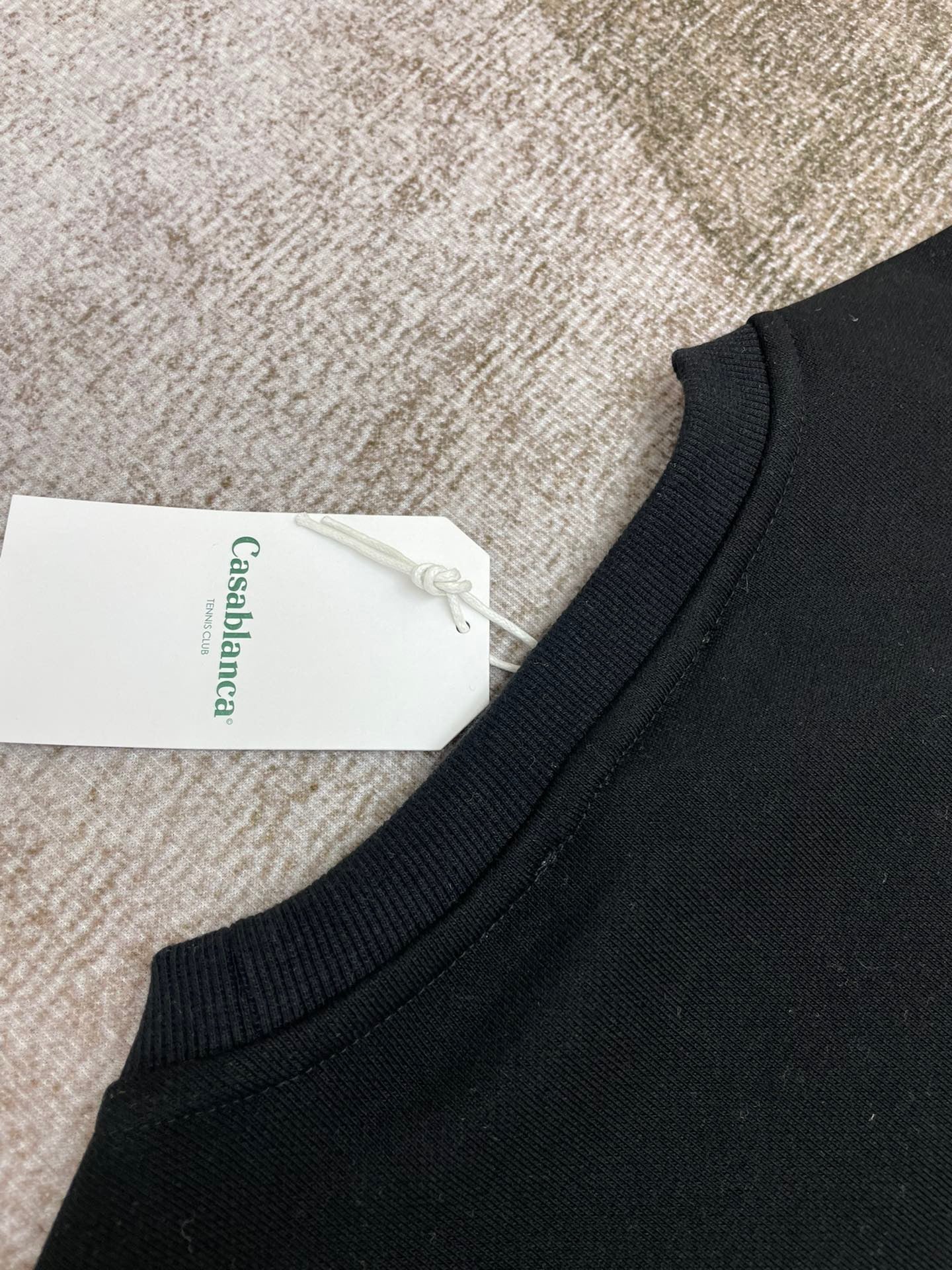 سويت شيرت أبيض وأسود