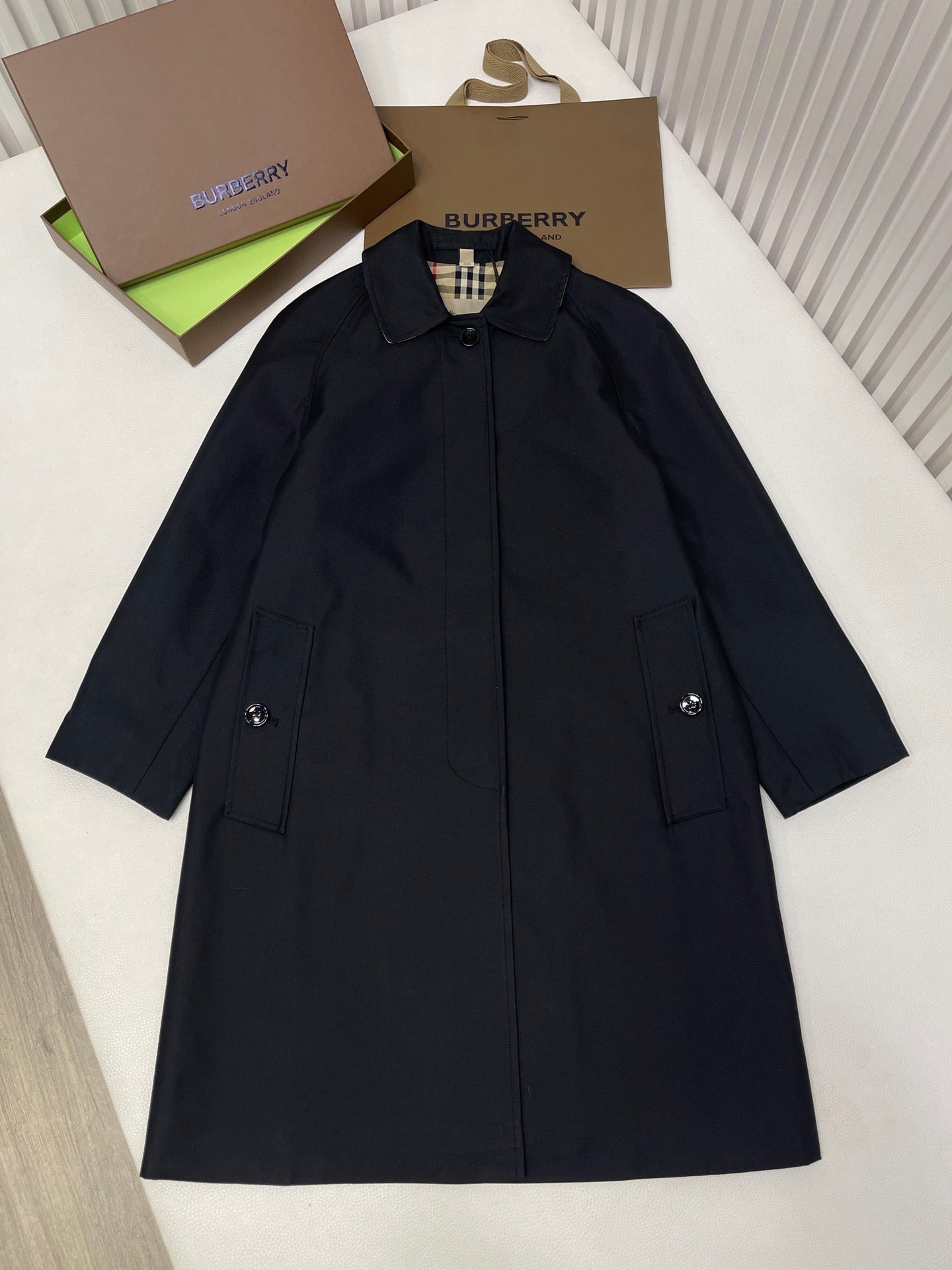 Schwarze und khakifarbene Jacke