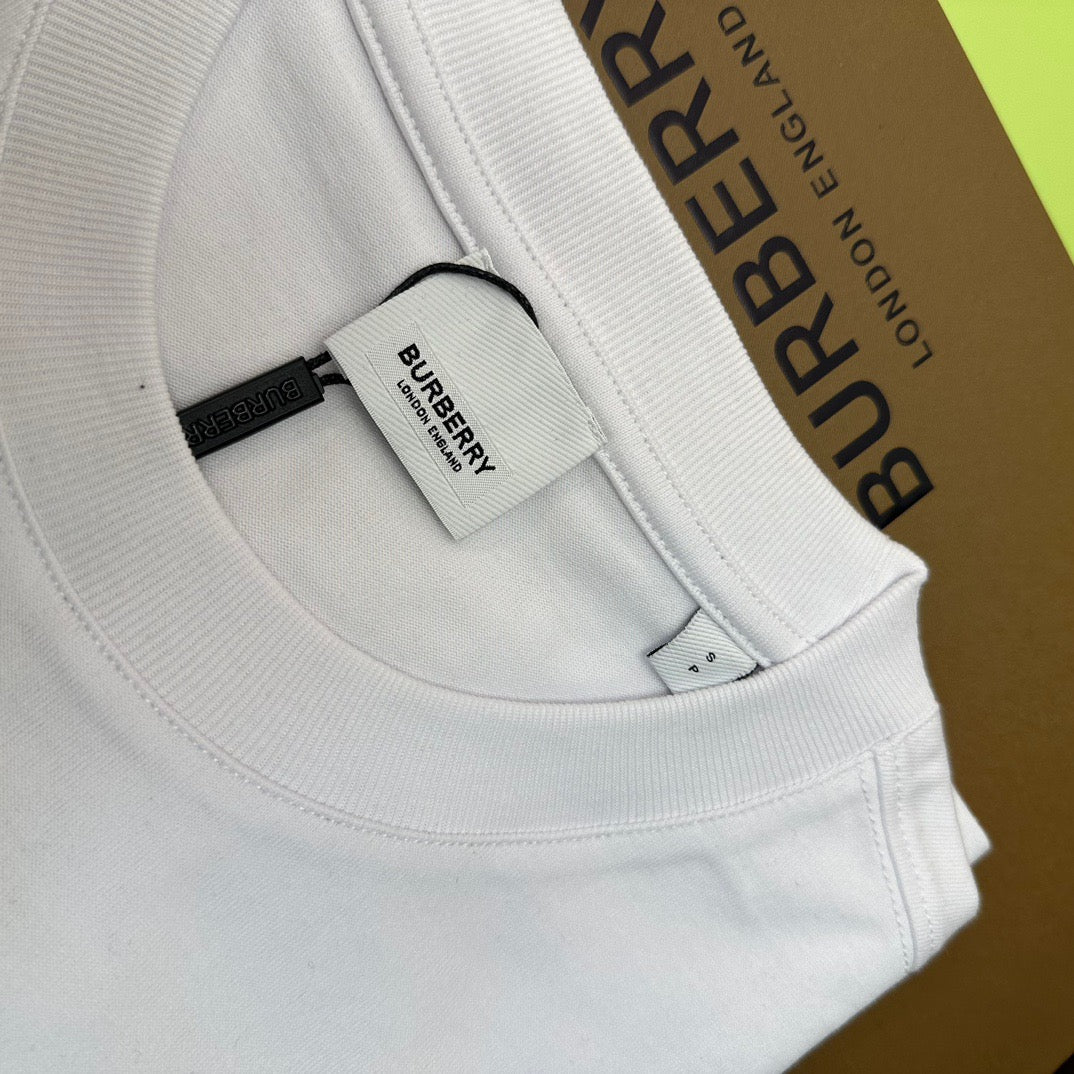 Weißes und schwarzes T-Shirt