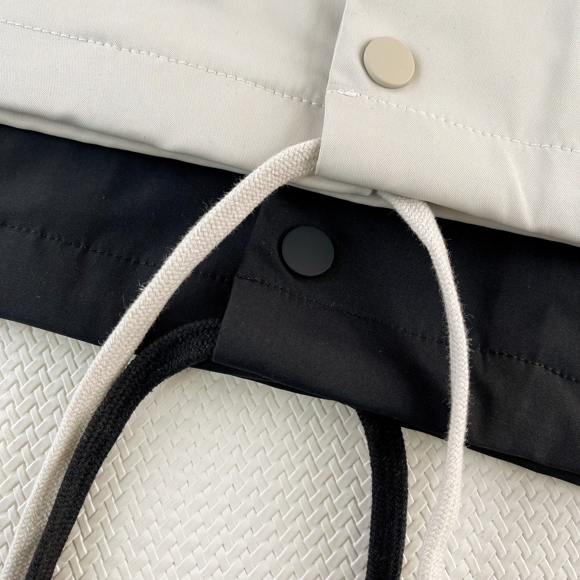 Schwarze und weiße Jacke