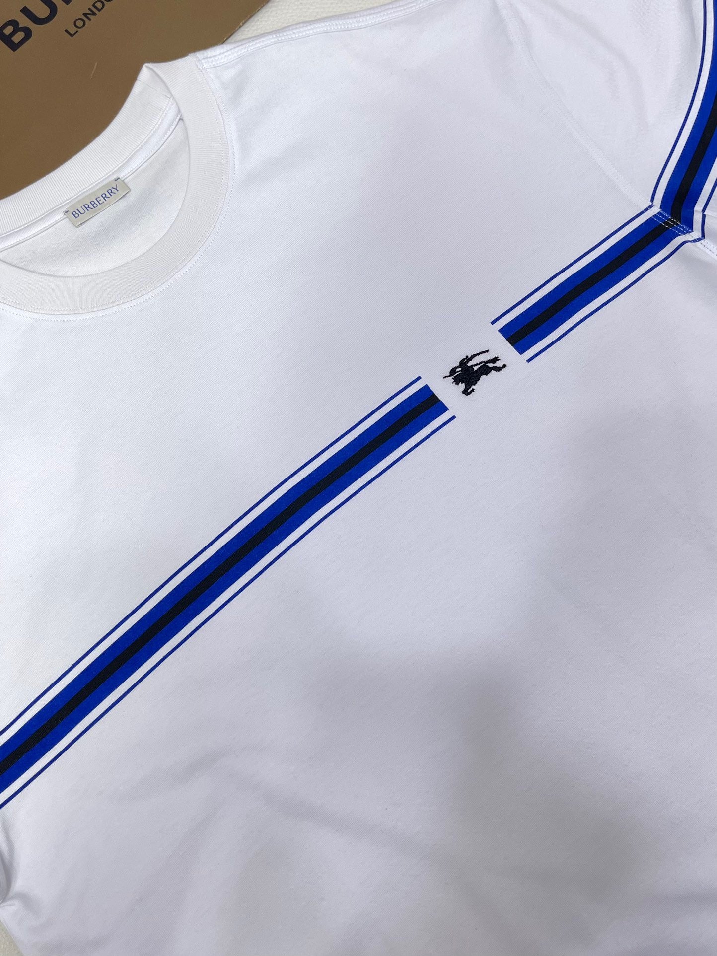 Schwarz-weißes T-Shirt