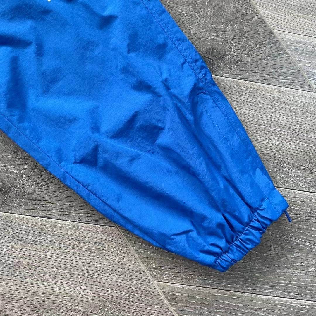 Schwarze und blaue Jacke mit Hose