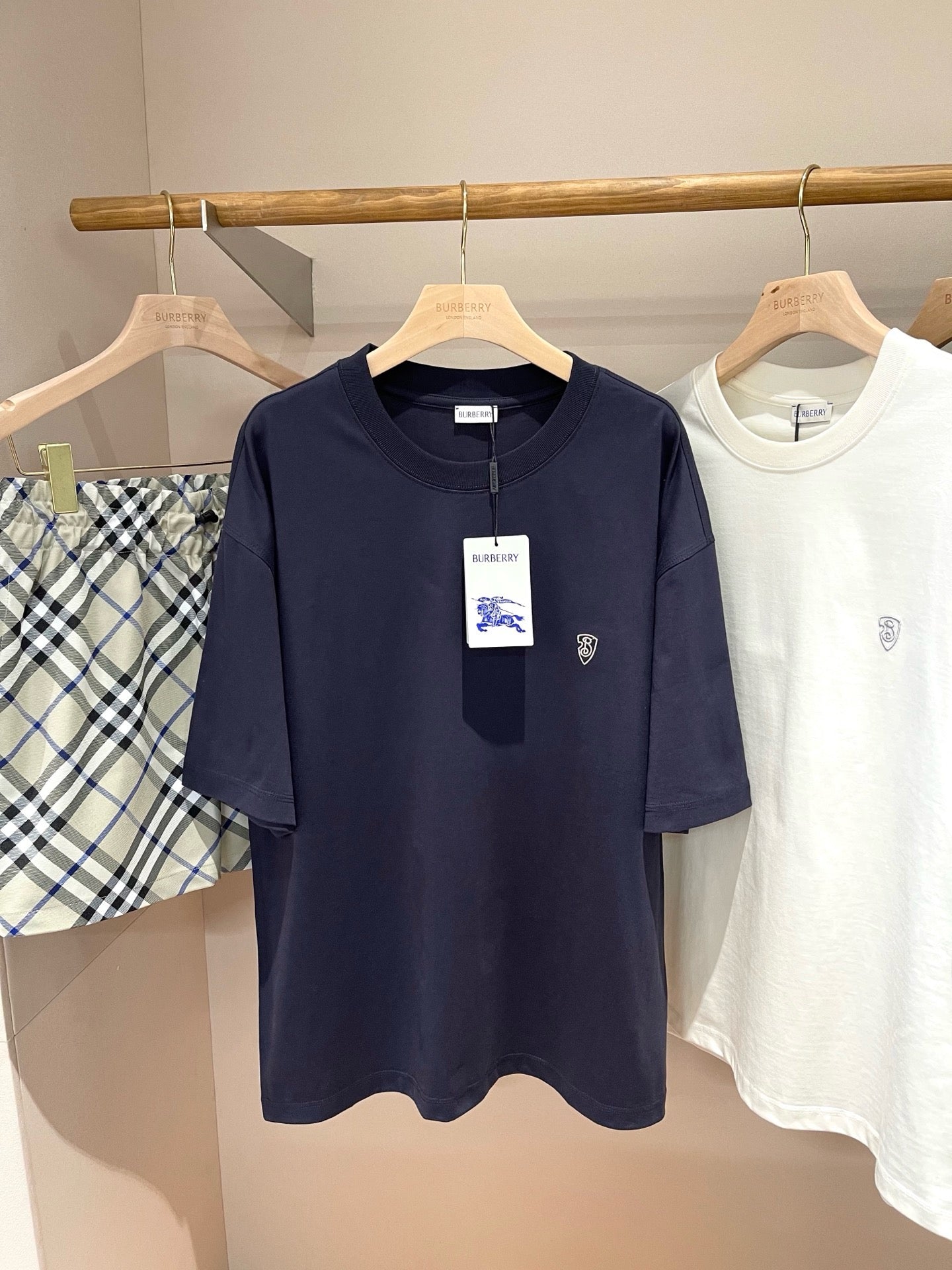 تي شيرت متعدد الألوان