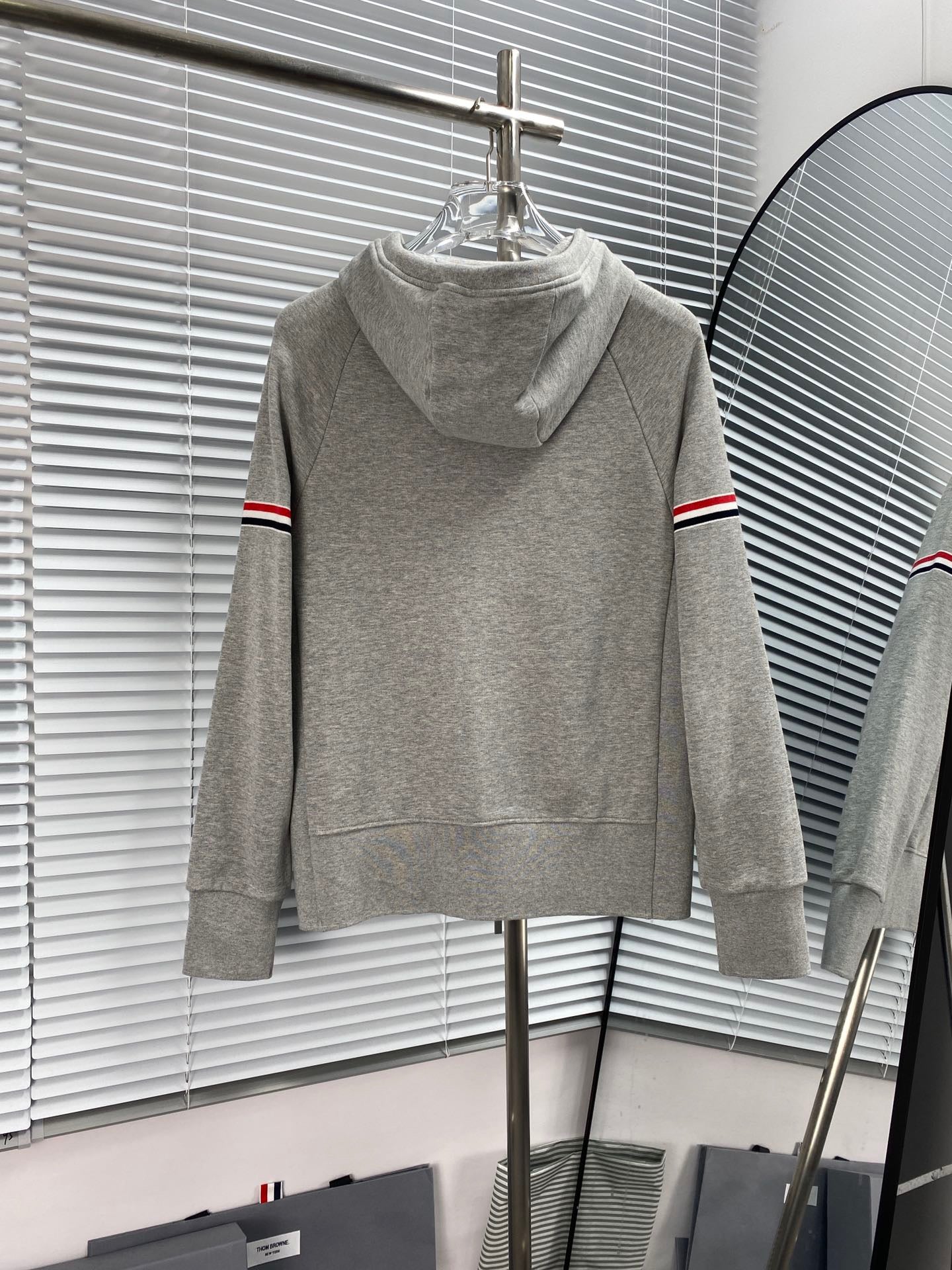 Dunkelblaue und graue Jacke