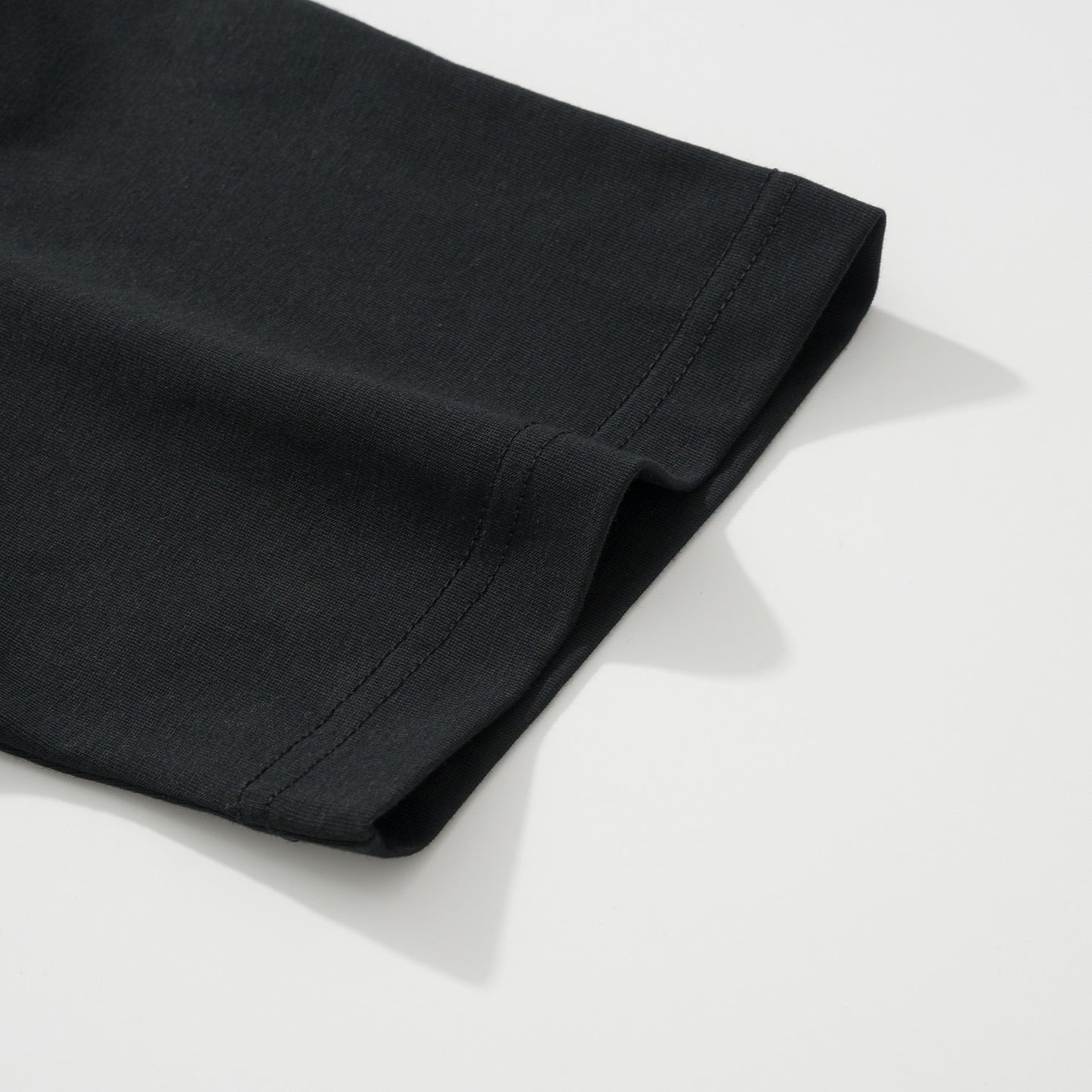 Schwarzes, weißes und blaues T-Shirt