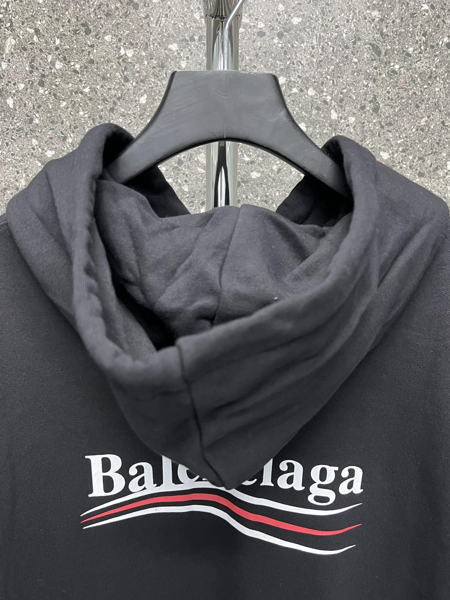 weißer und schwarzer Pullover mit einer Kapuze