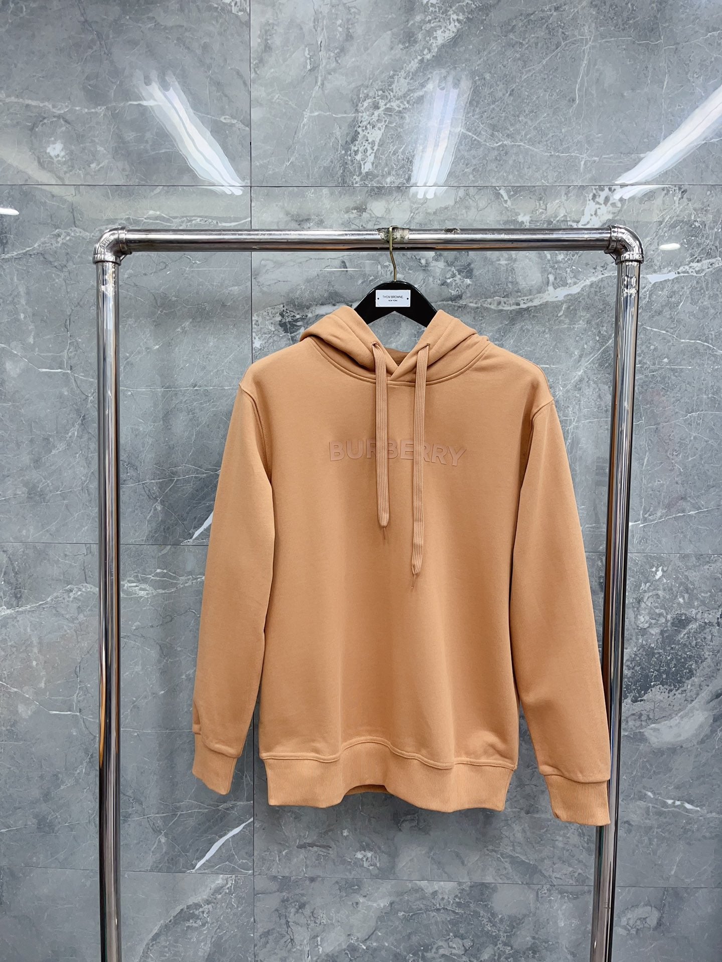 Kapuzenpullover in Schwarz, Khaki, Blau und Rot