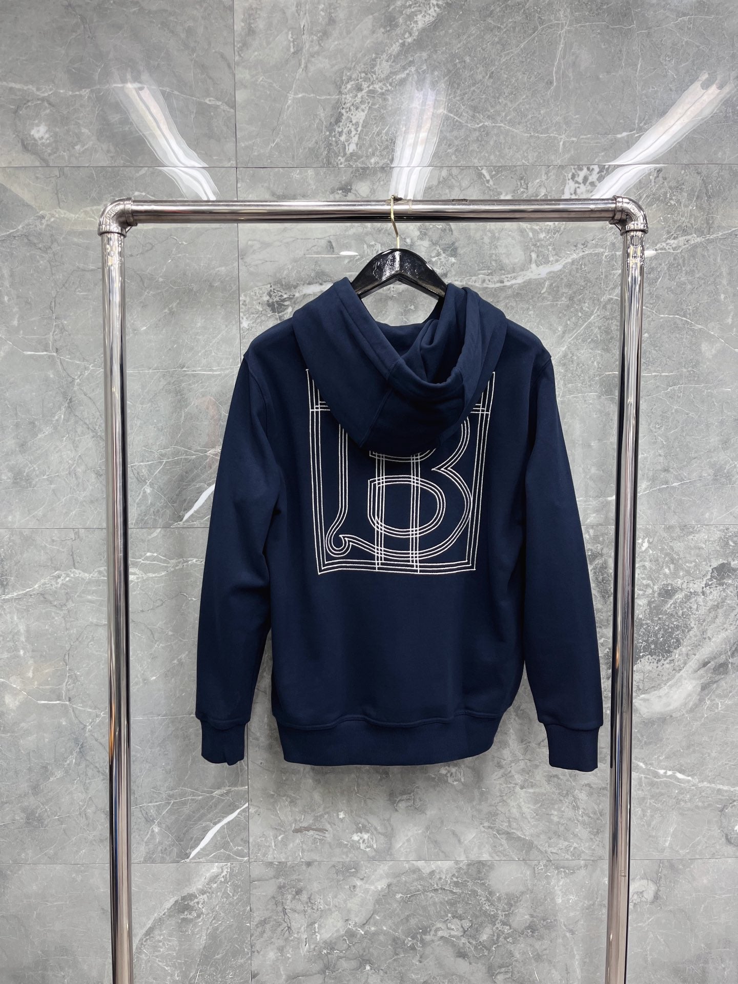 Schwarzer, dunkelblauer und orangefarbener Hoodie